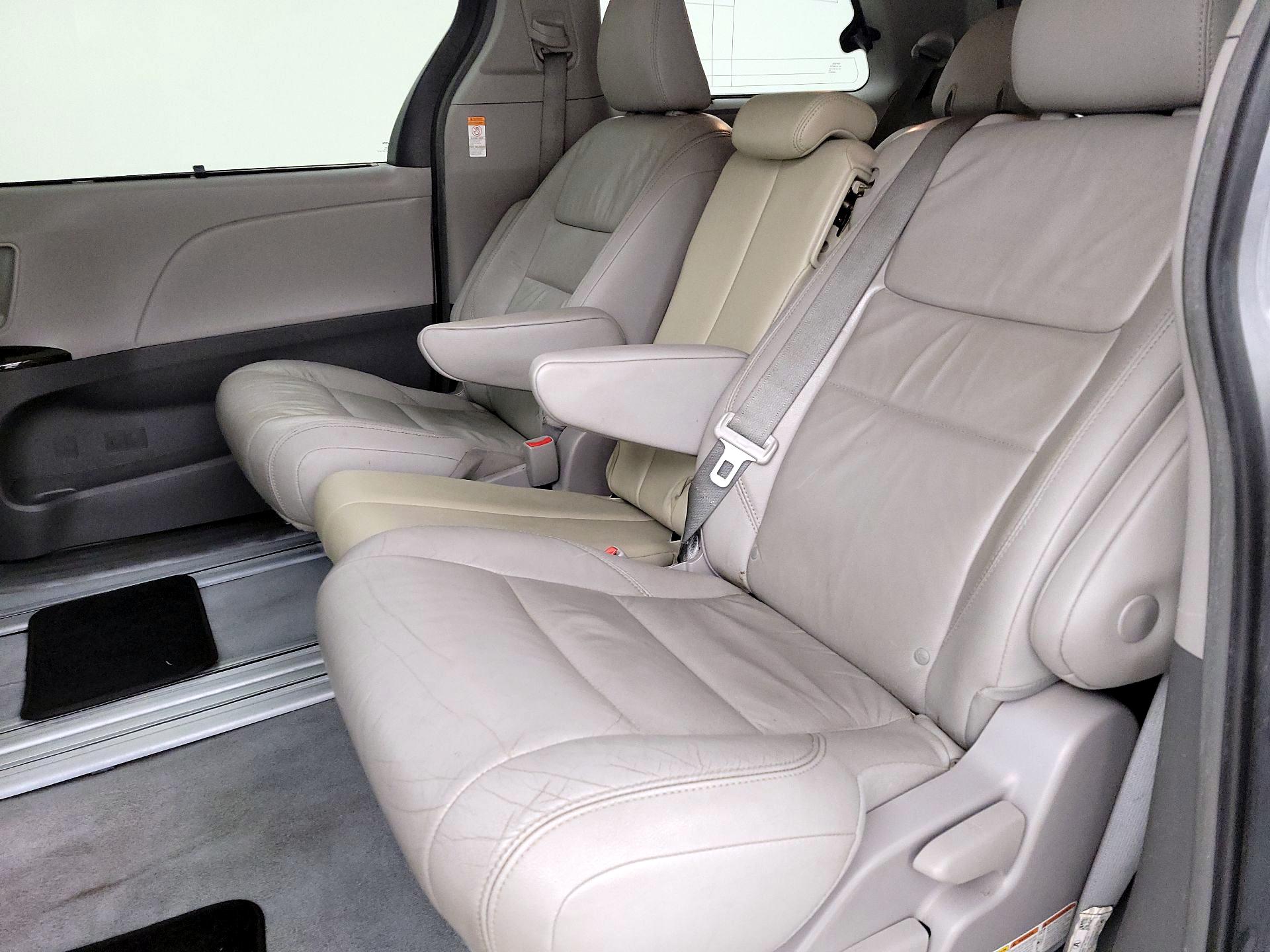 Thumbnail: 2018 Toyota Sienna - 20