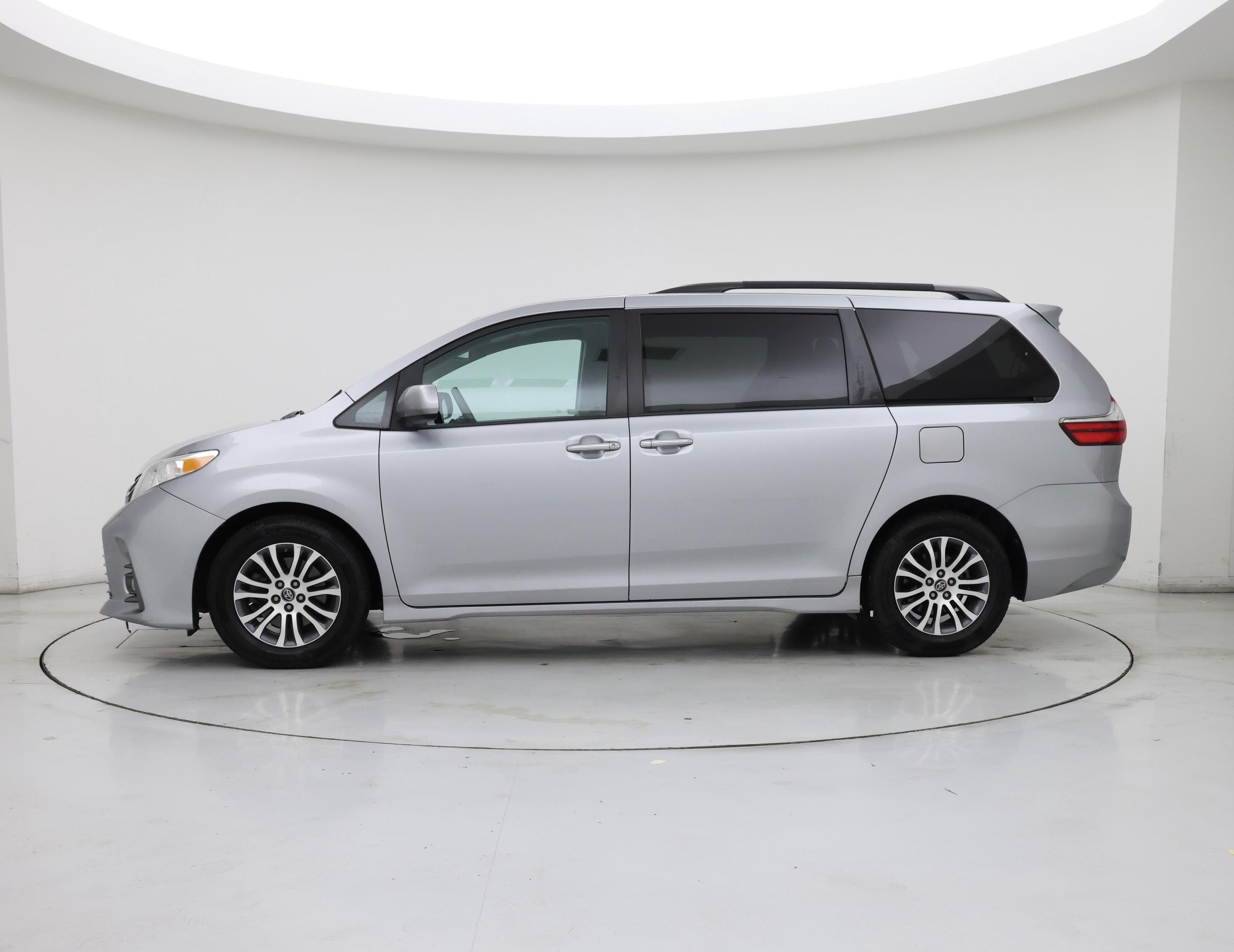 Thumbnail: 2018 Toyota Sienna - 3