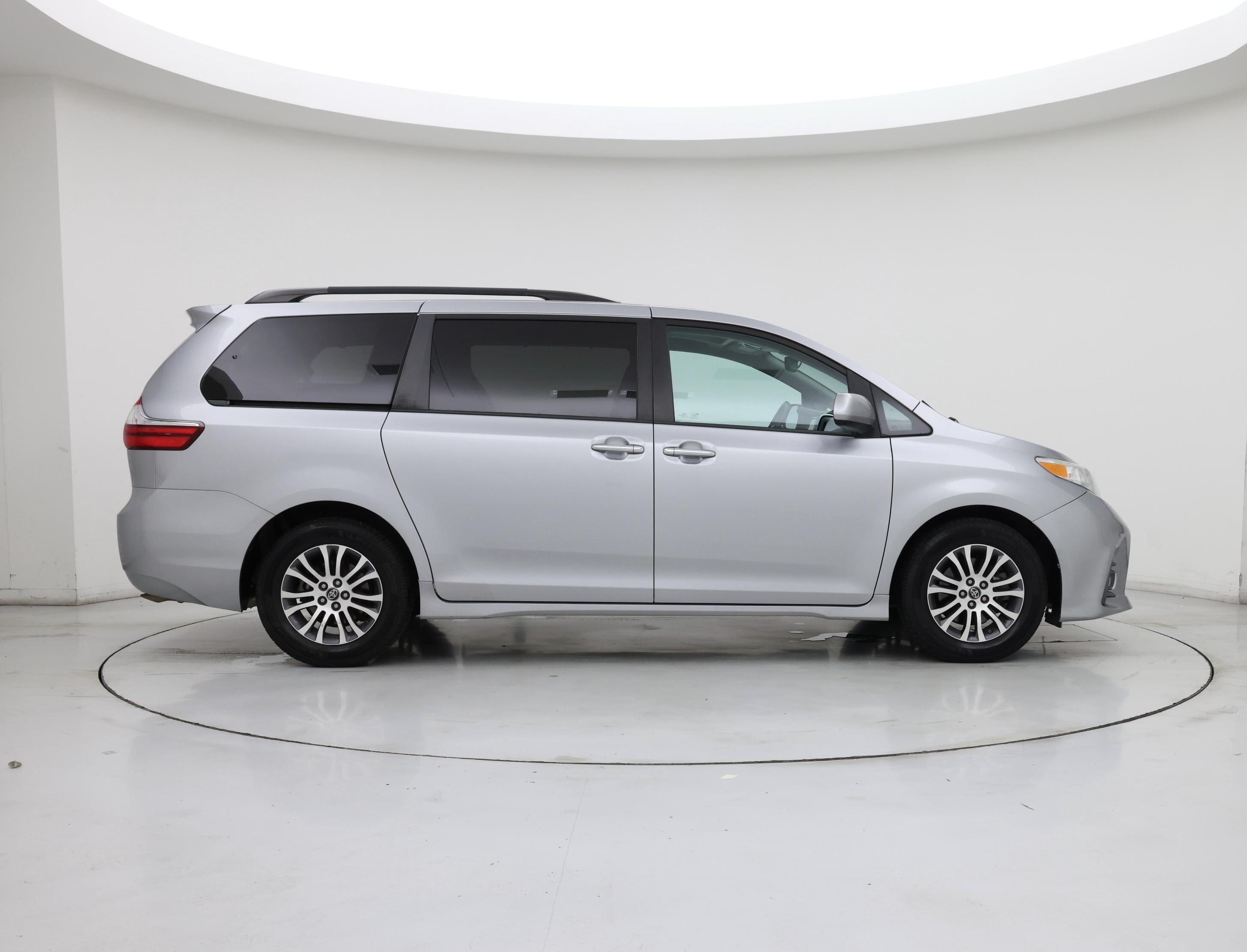 Thumbnail: 2018 Toyota Sienna - 7