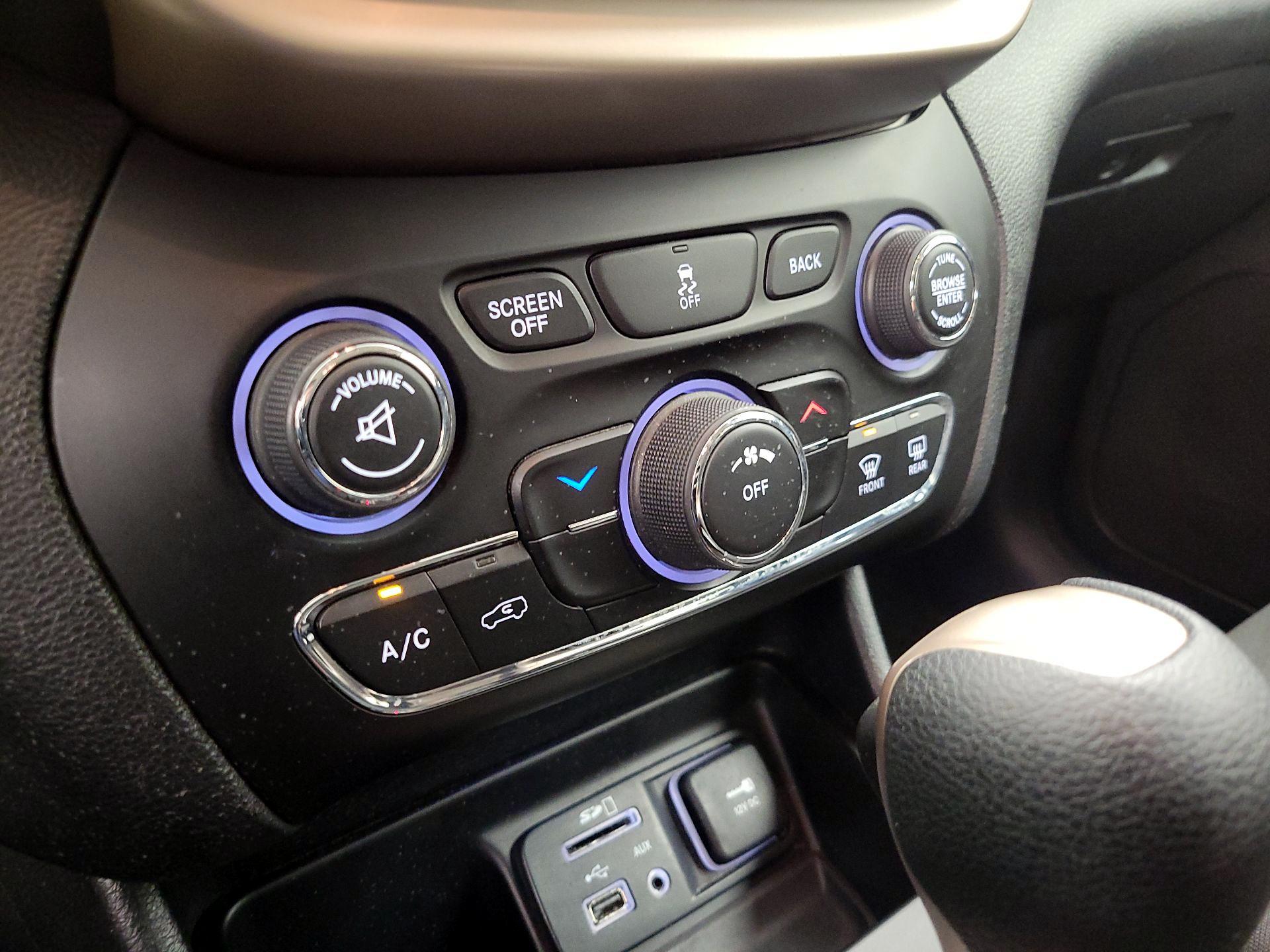 Thumbnail: 2017 Jeep Cherokee - 16