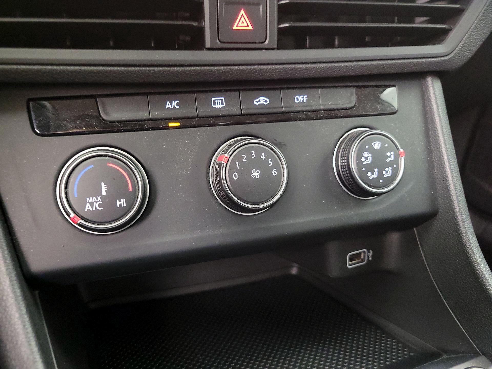 Thumbnail: 2019 Volkswagen Jetta - 16
