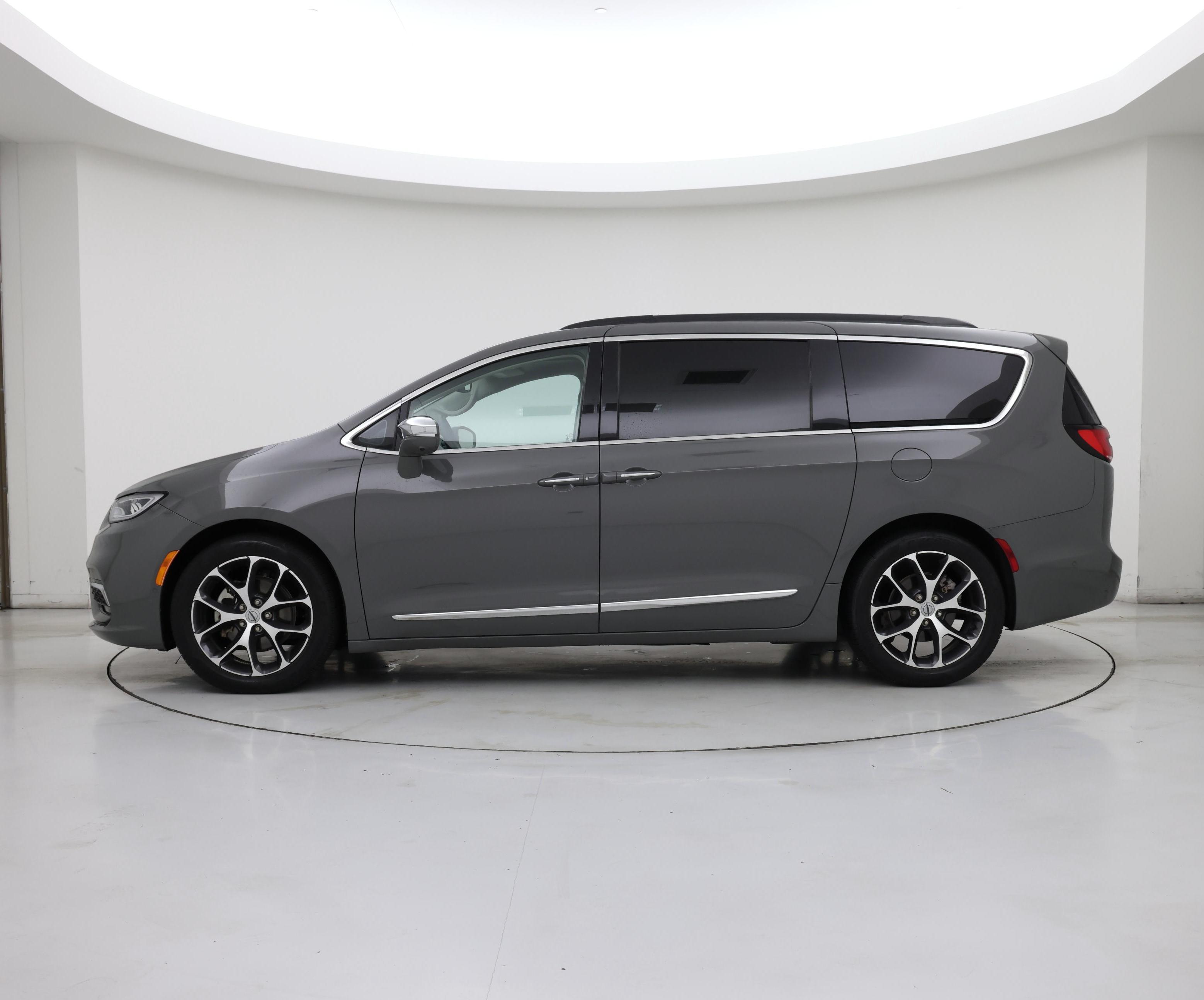 Thumbnail: 2022 Chrysler Pacifica - 3