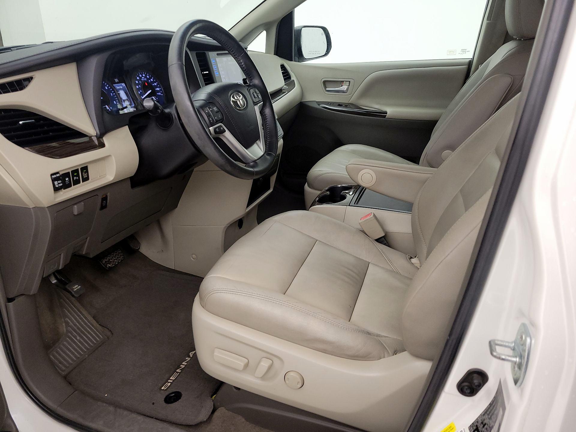 Thumbnail: 2015 Toyota Sienna - 11