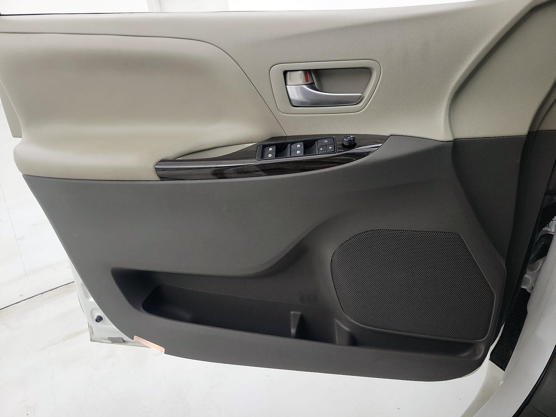 Thumbnail: 2015 Toyota Sienna - 12