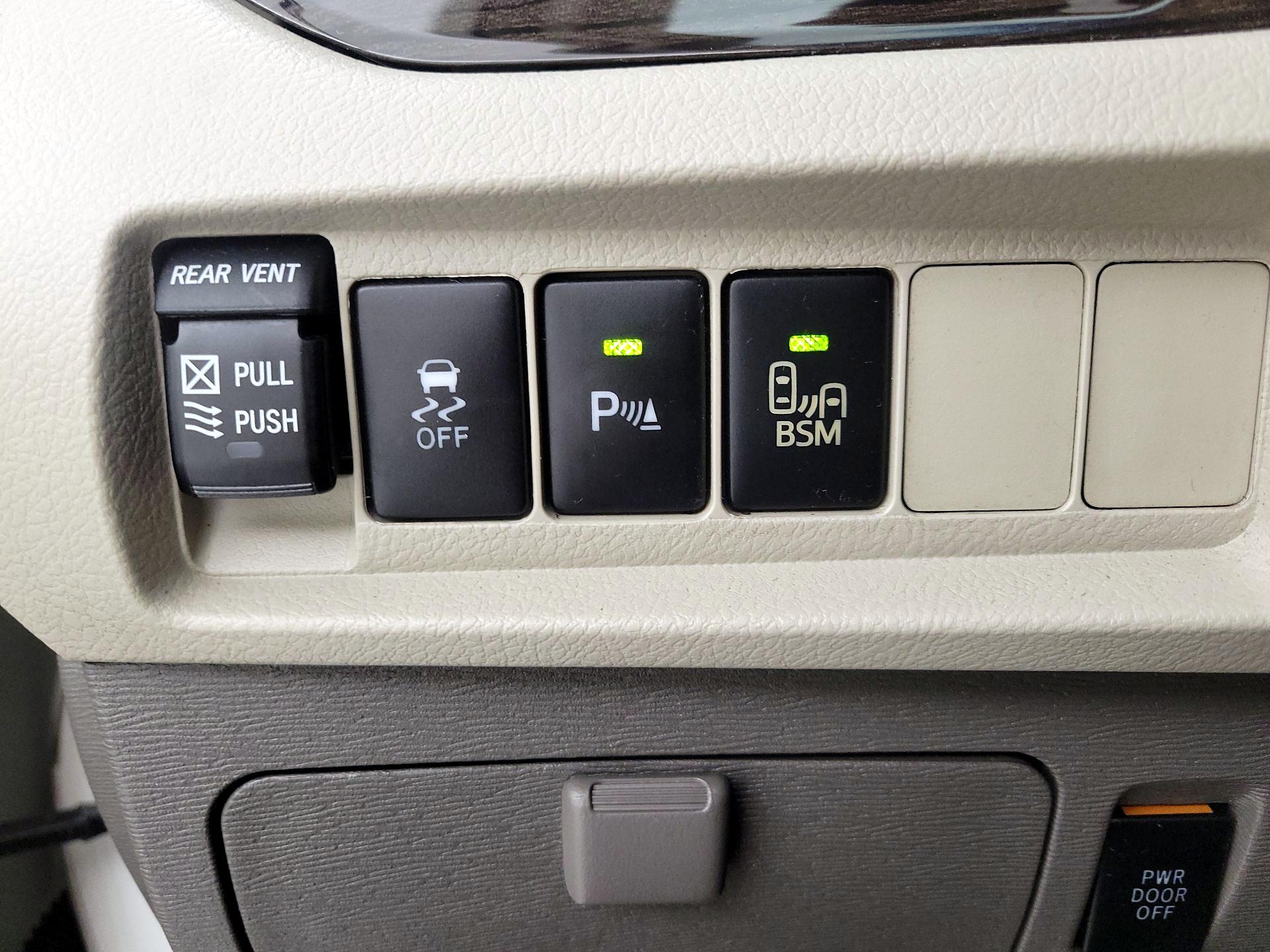 Thumbnail: 2015 Toyota Sienna - 13