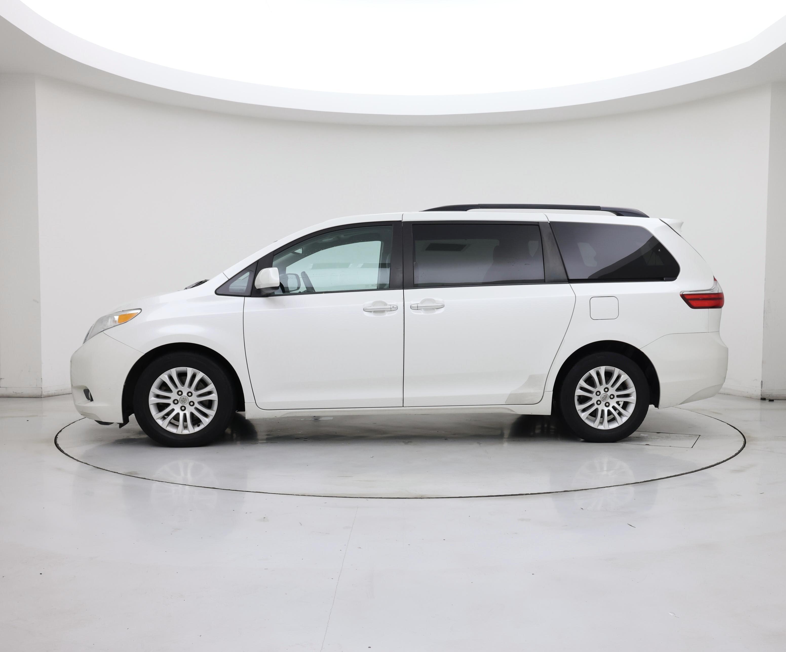Thumbnail: 2015 Toyota Sienna - 3
