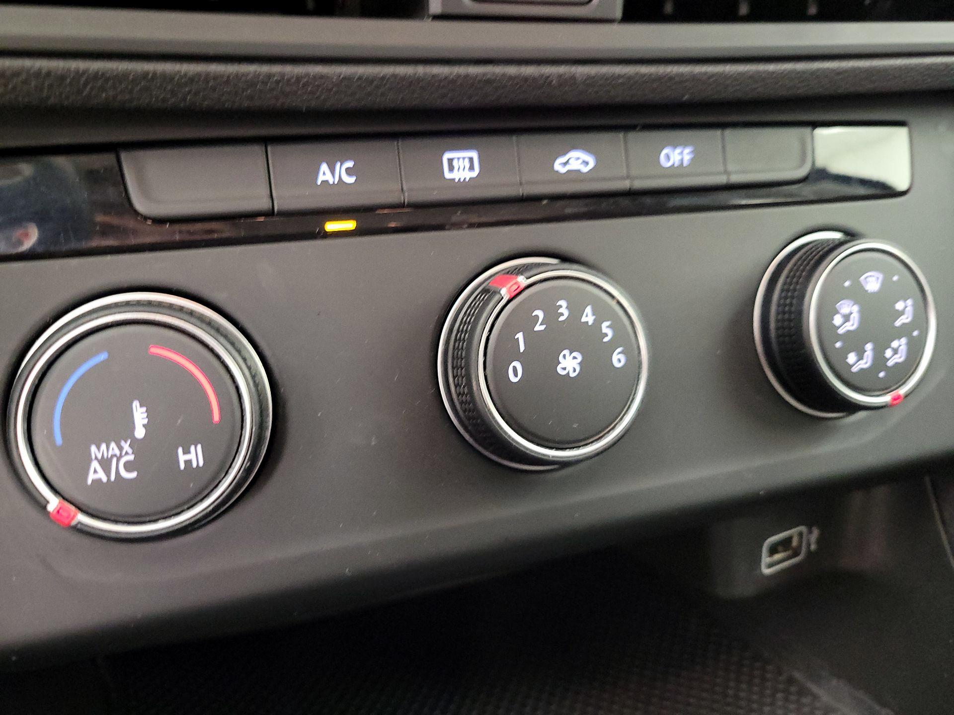 Thumbnail: 2019 Volkswagen Jetta - 16