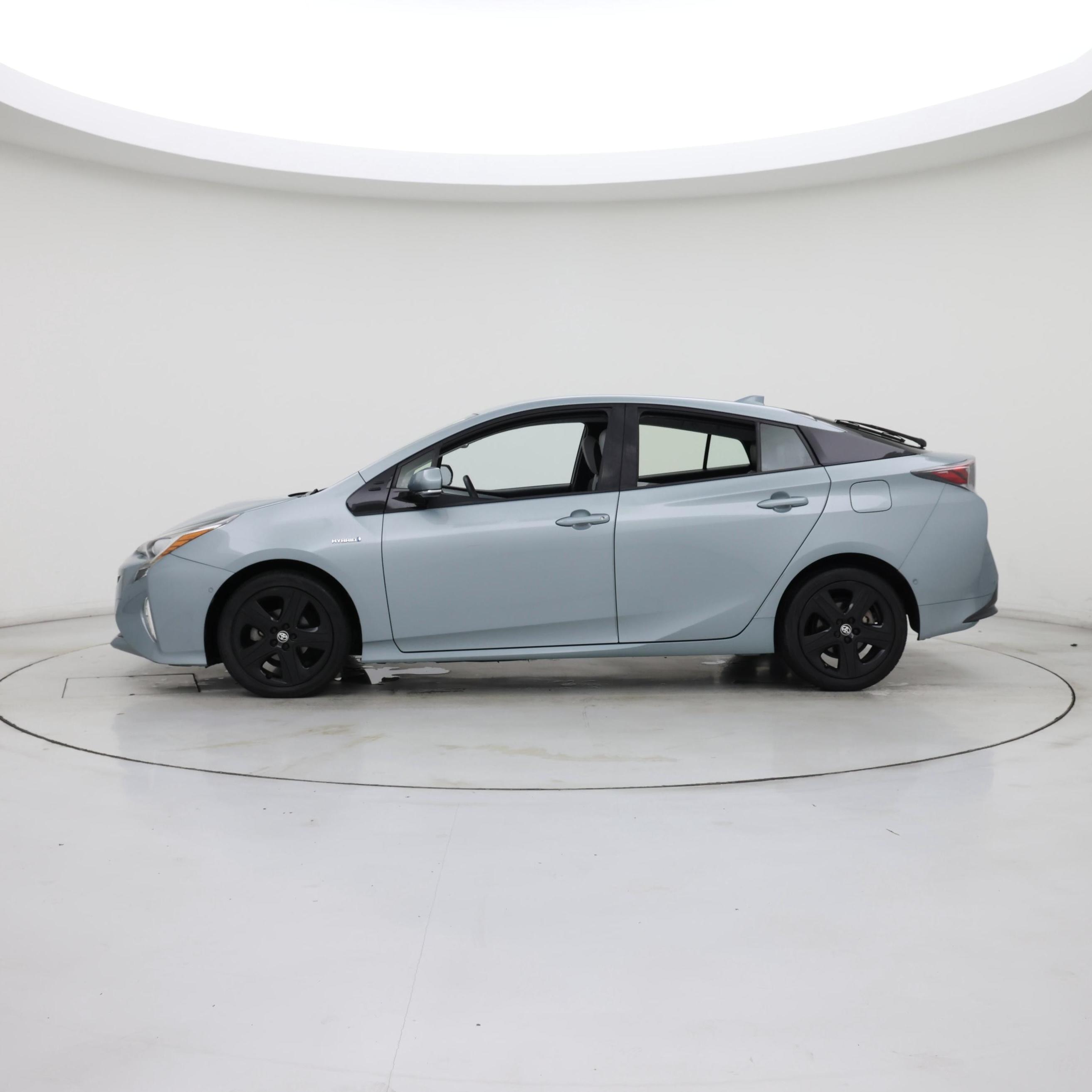 Thumbnail: 2017 Toyota Prius - 3