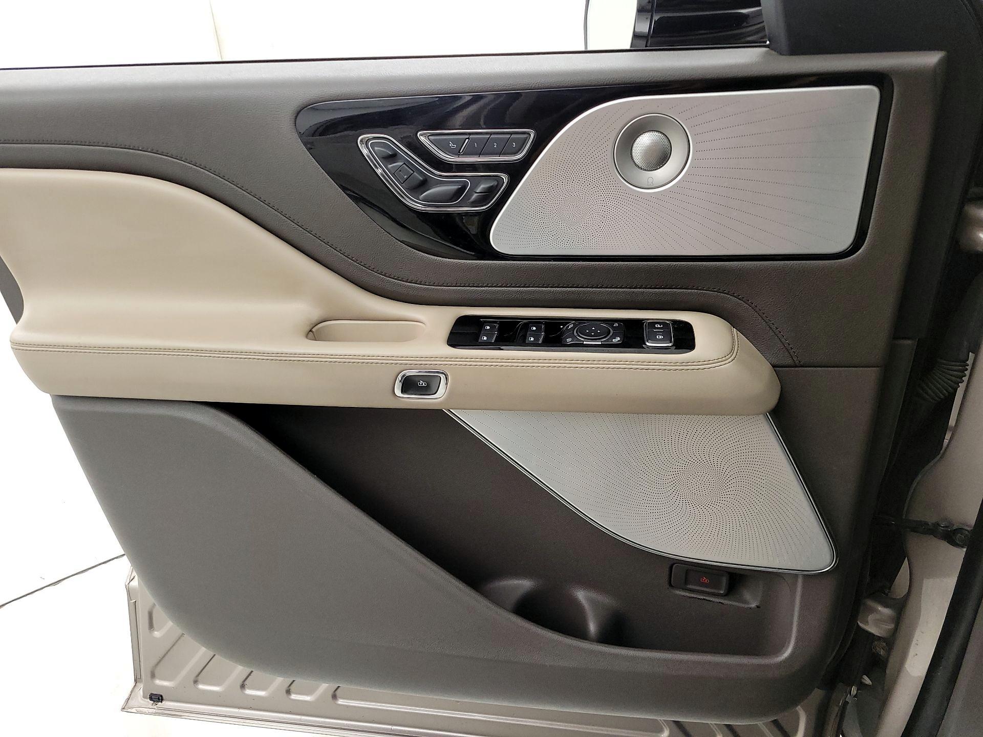 Thumbnail: 2020 Lincoln Aviator - 12