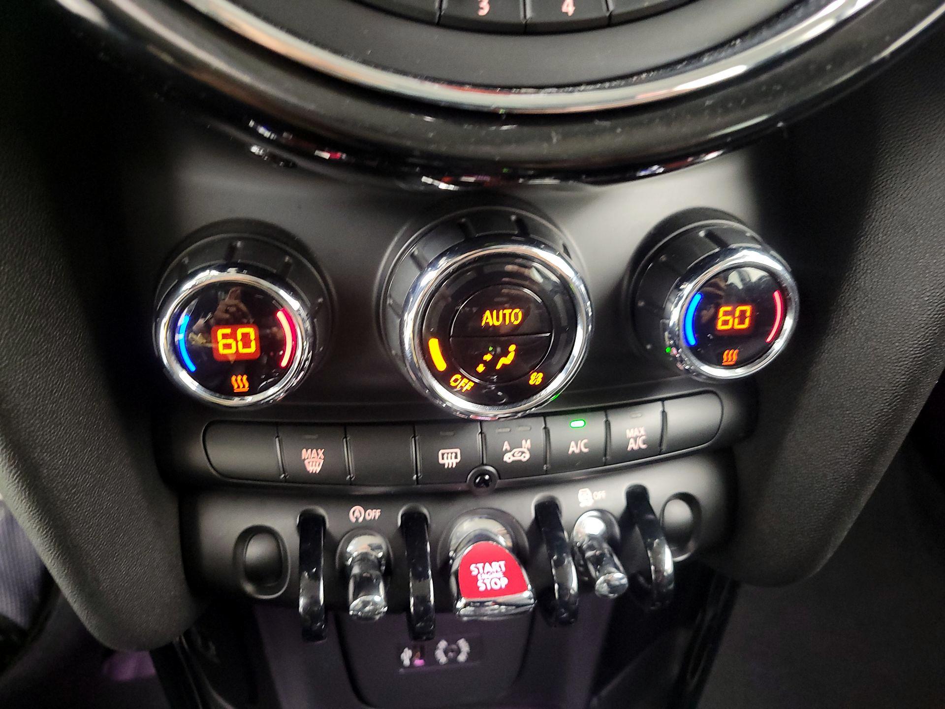 Thumbnail: 2015 MINI Cooper Hardtop - 16