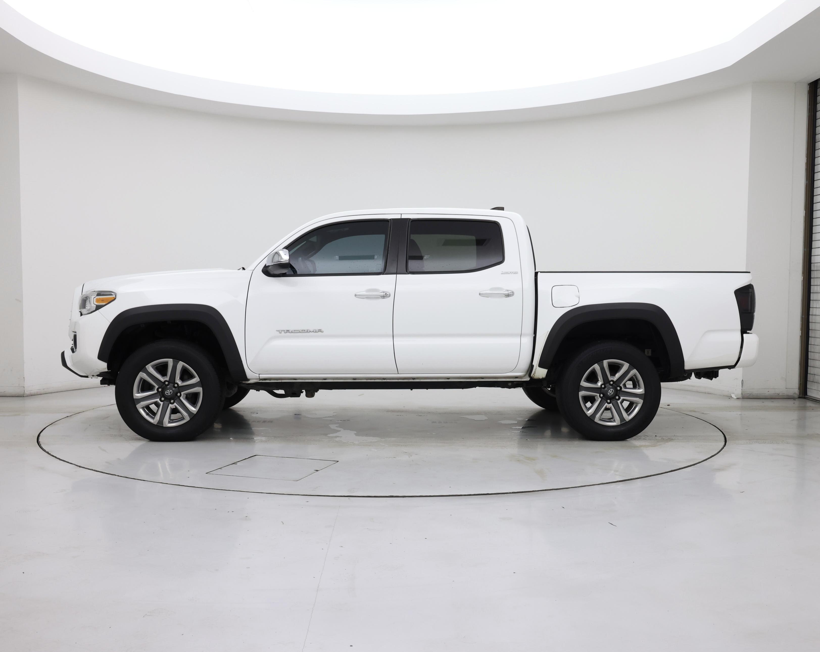 Thumbnail: 2019 Toyota Tacoma - 3