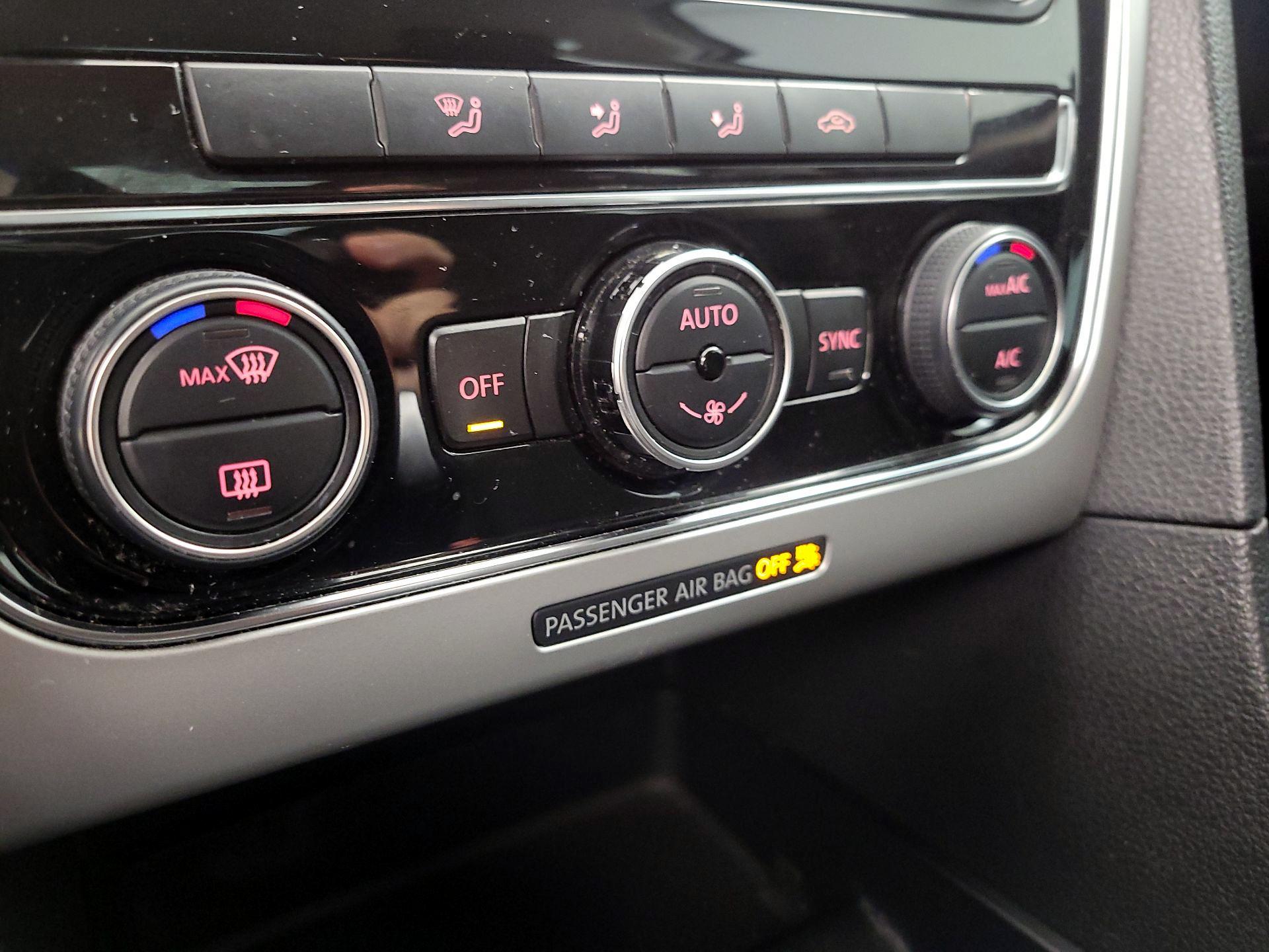 Thumbnail: 2016 Volkswagen Passat - 16