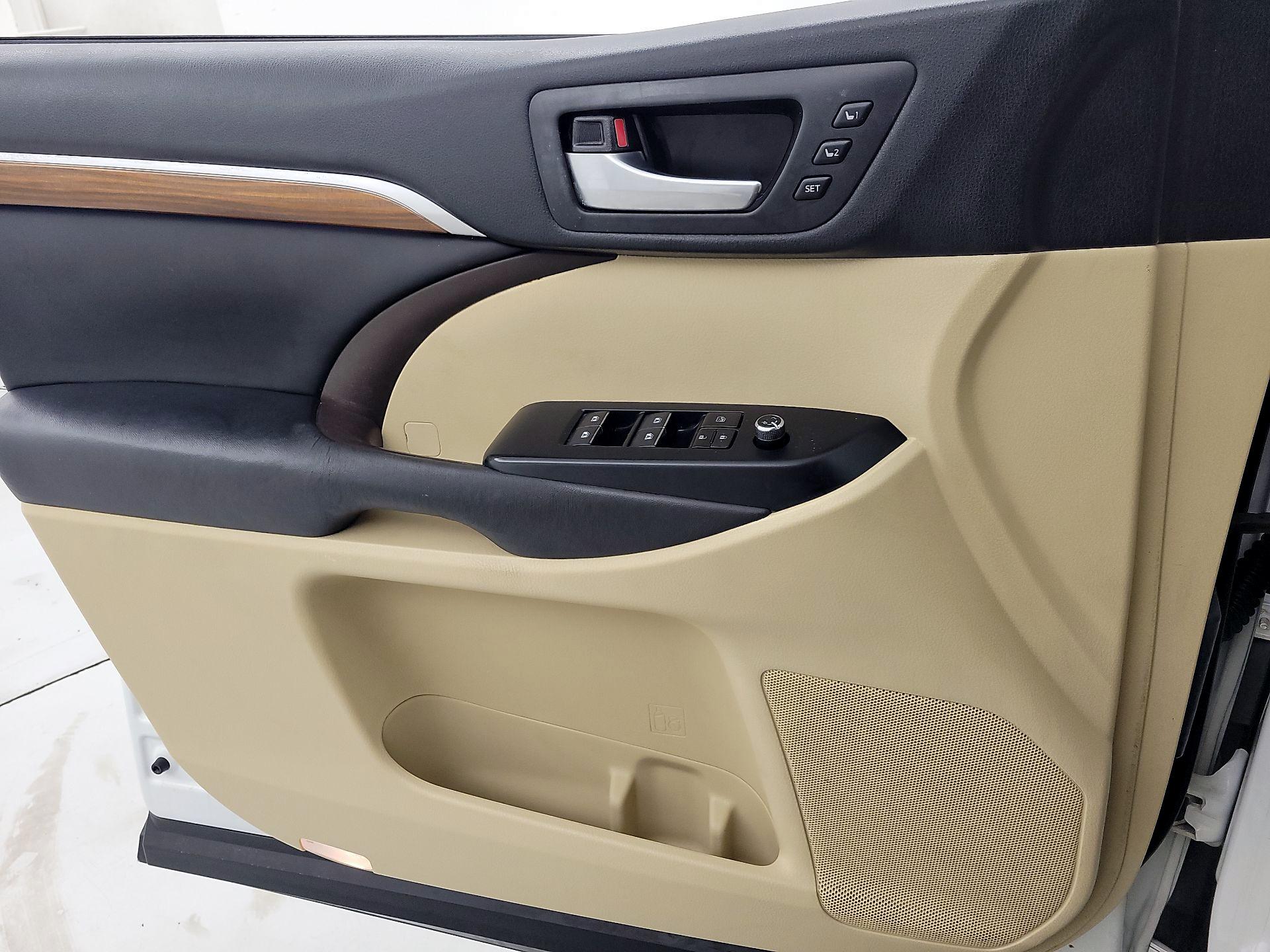 Thumbnail: 2017 Toyota Highlander - 12