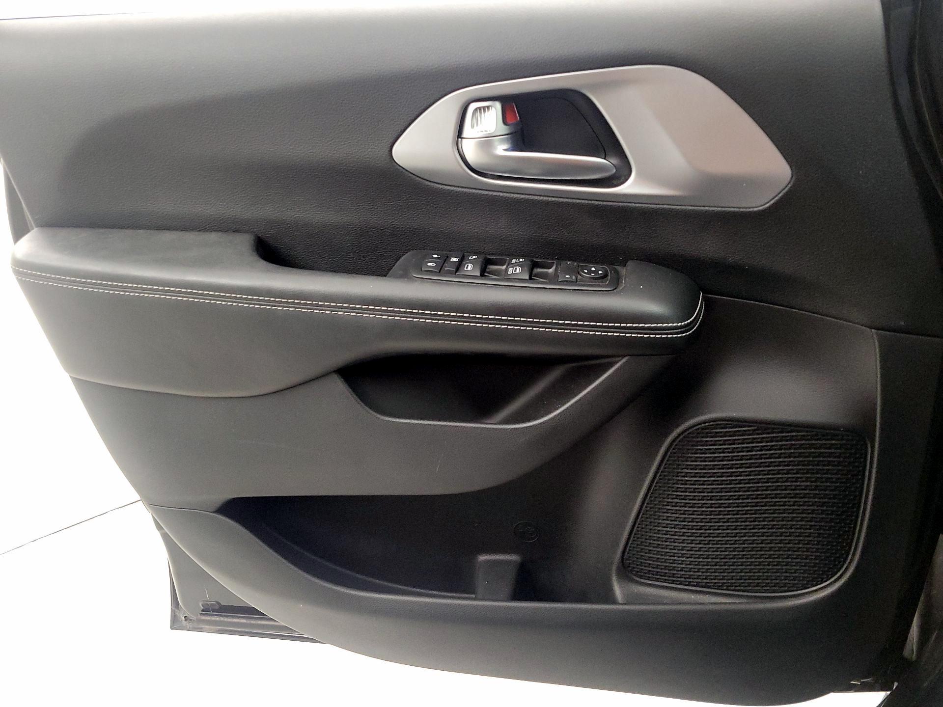 Thumbnail: 2019 Chrysler Pacifica - 12