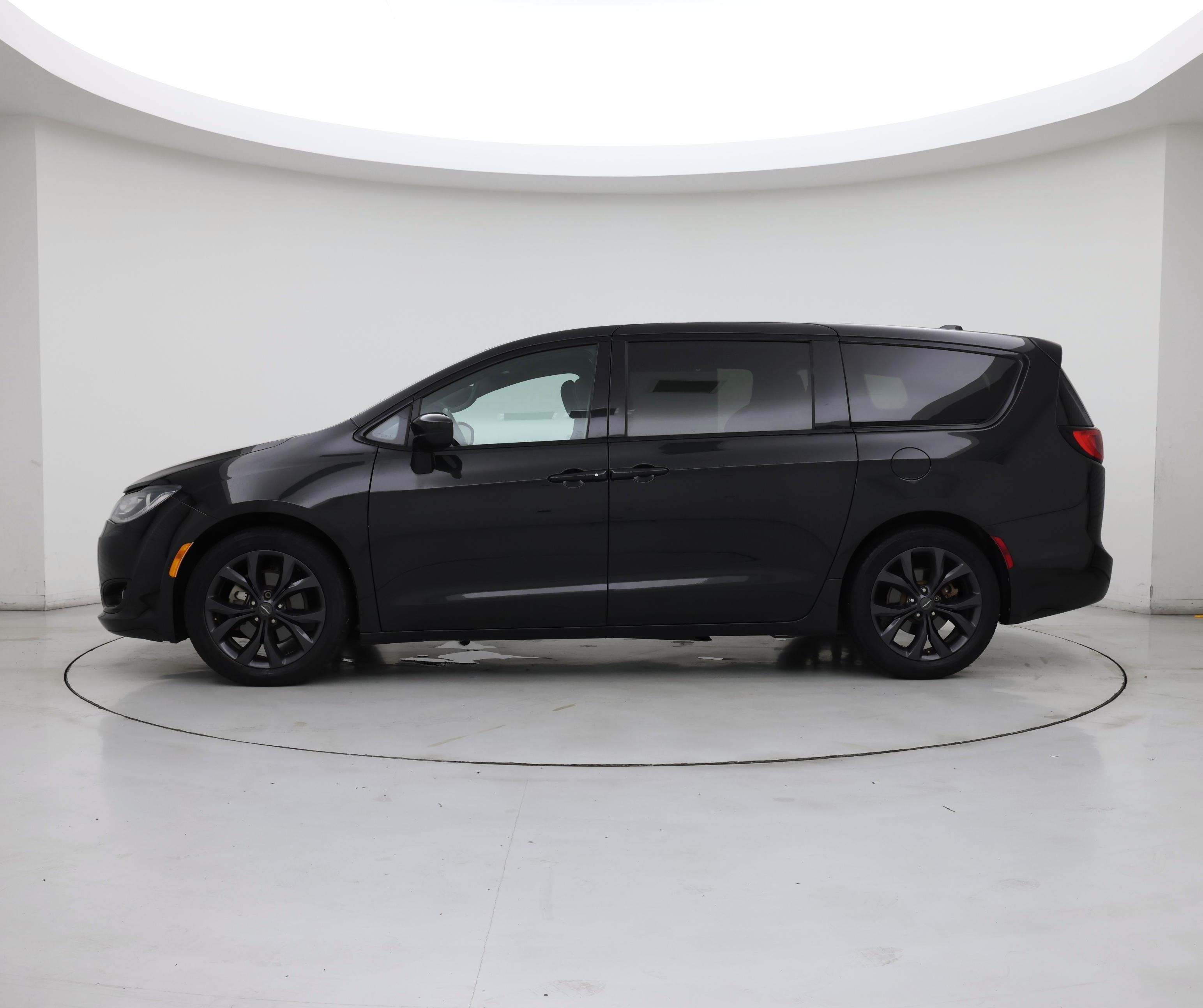 Thumbnail: 2019 Chrysler Pacifica - 3