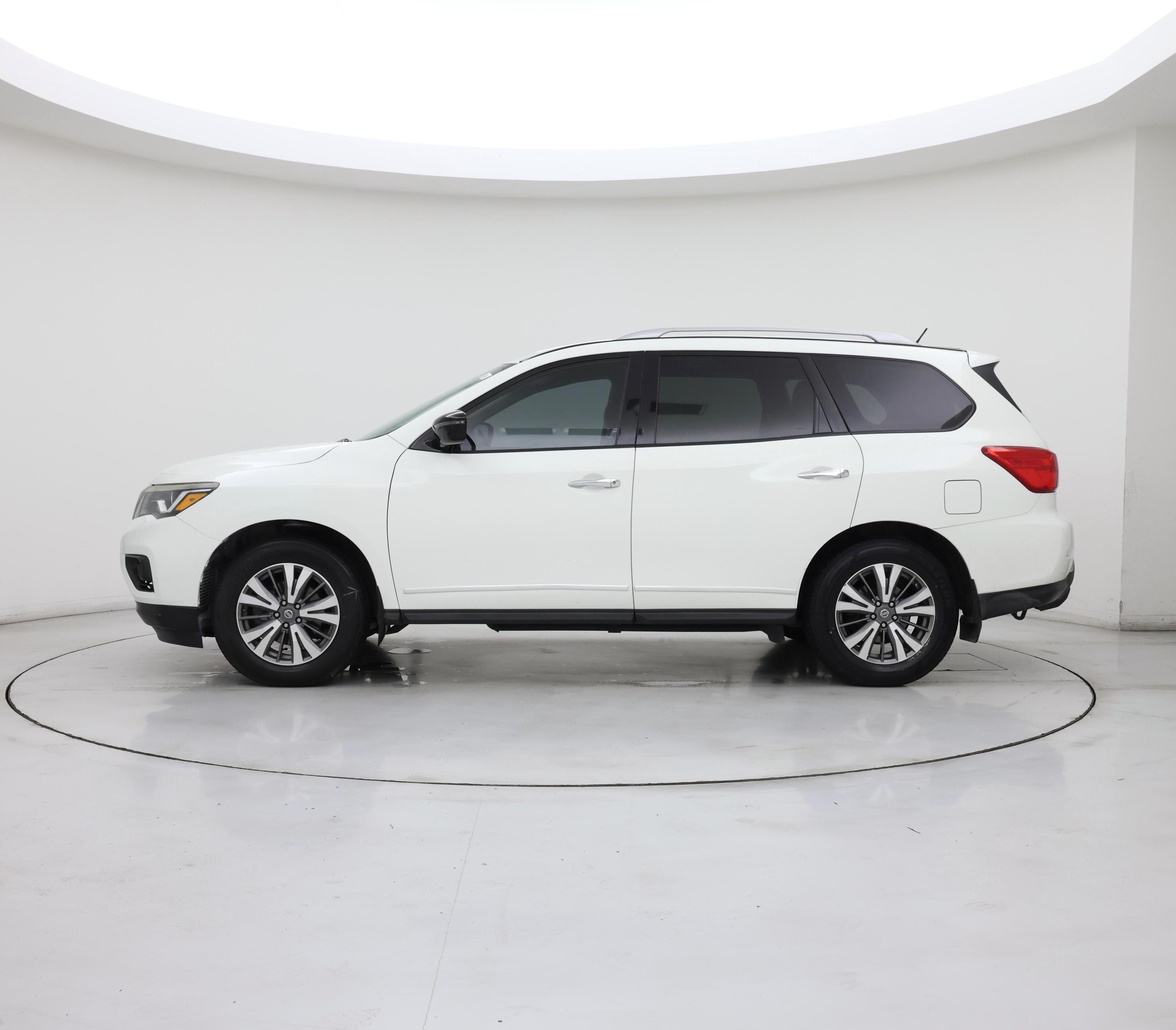 Thumbnail: 2017 Nissan Pathfinder - 3