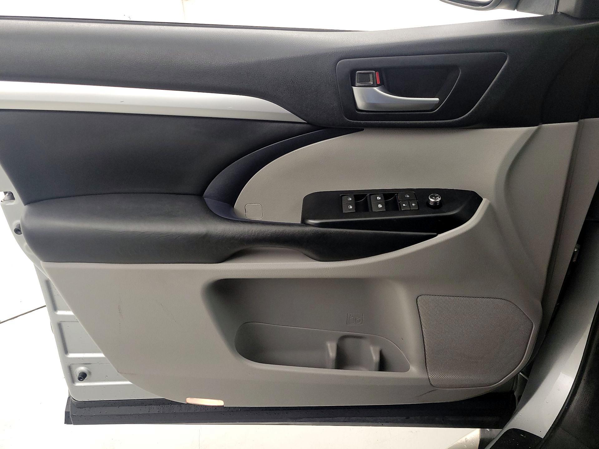 Thumbnail: 2019 Toyota Highlander - 12