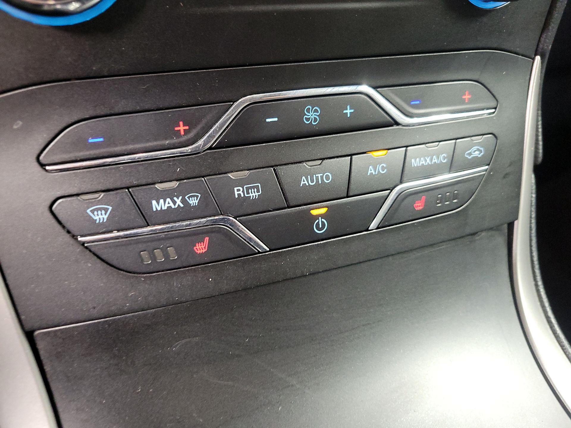 Thumbnail: 2019 Ford Edge - 17