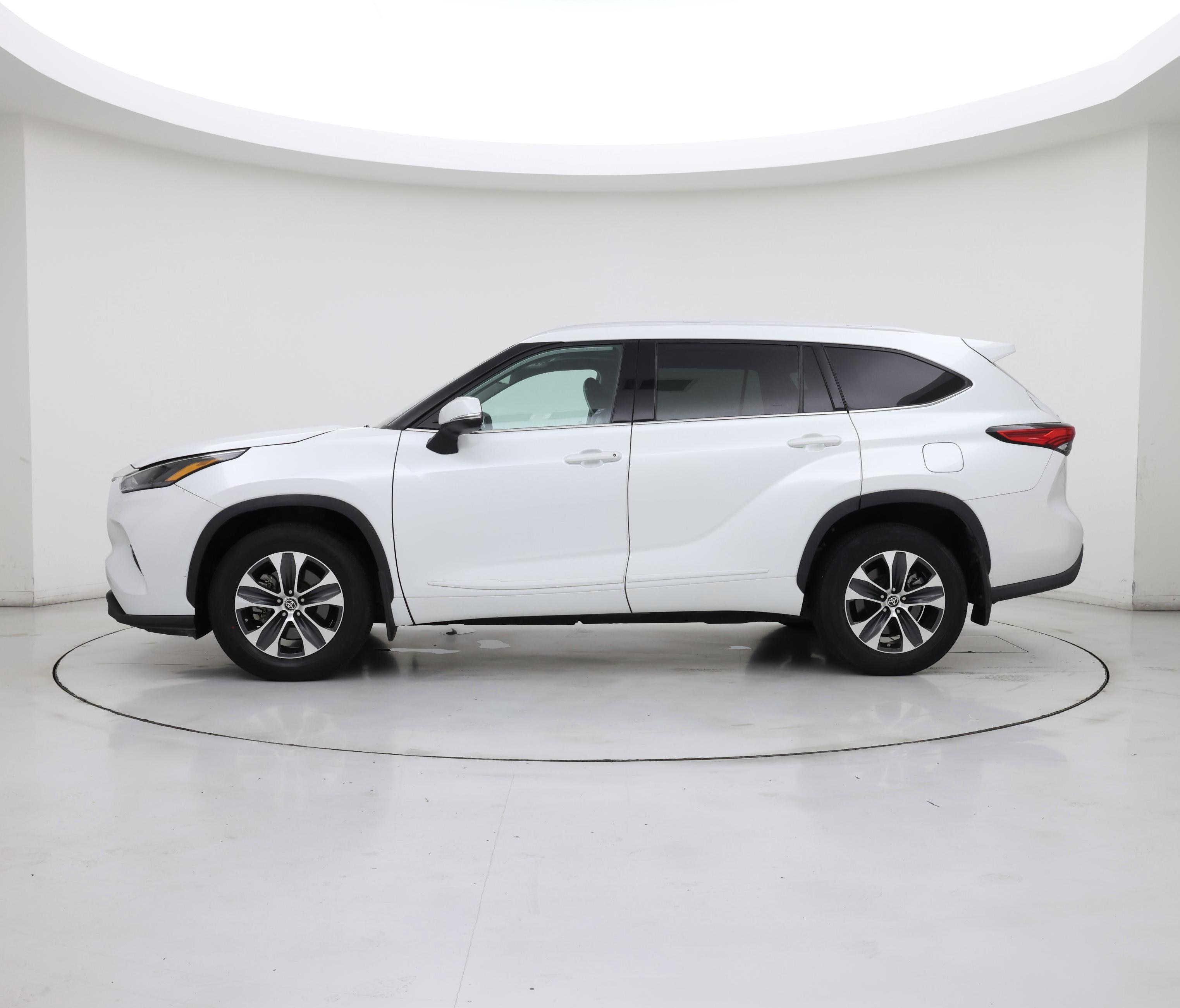 Thumbnail: 2022 Toyota Highlander - 3