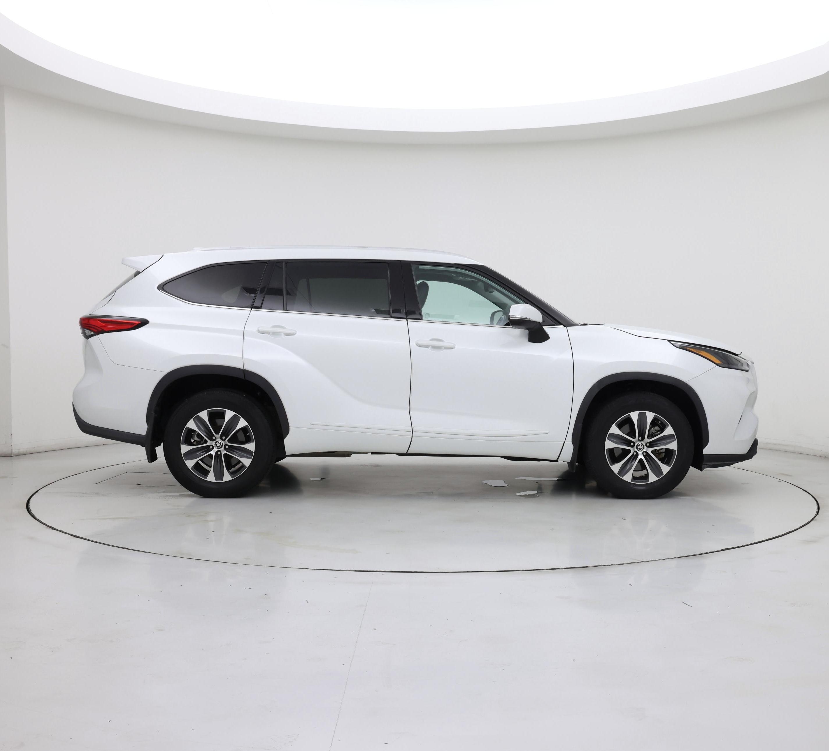Thumbnail: 2022 Toyota Highlander - 7