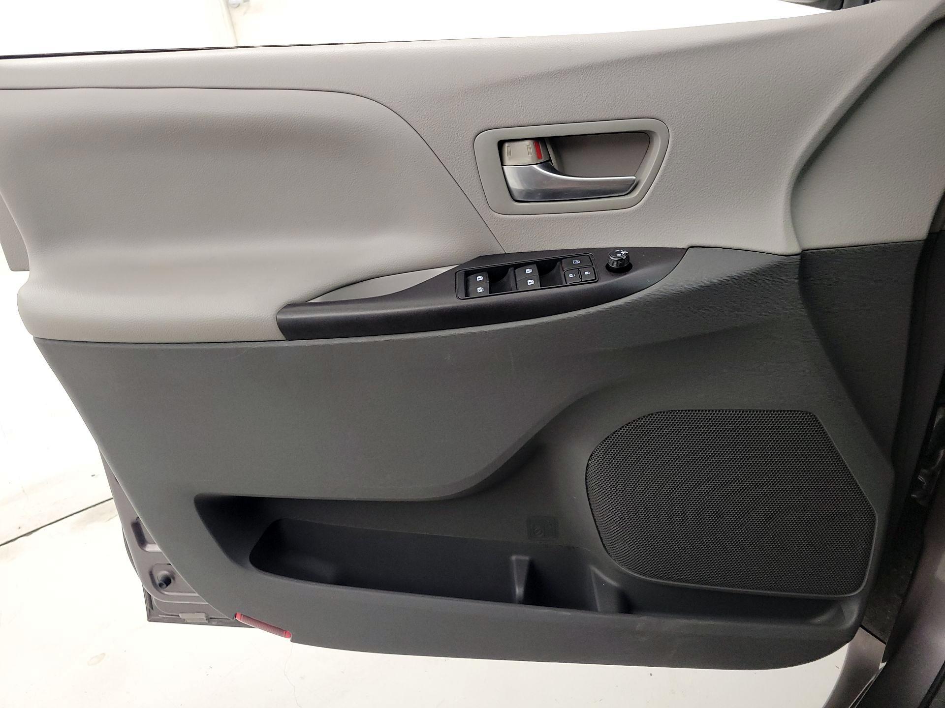 Thumbnail: 2015 Toyota Sienna - 12