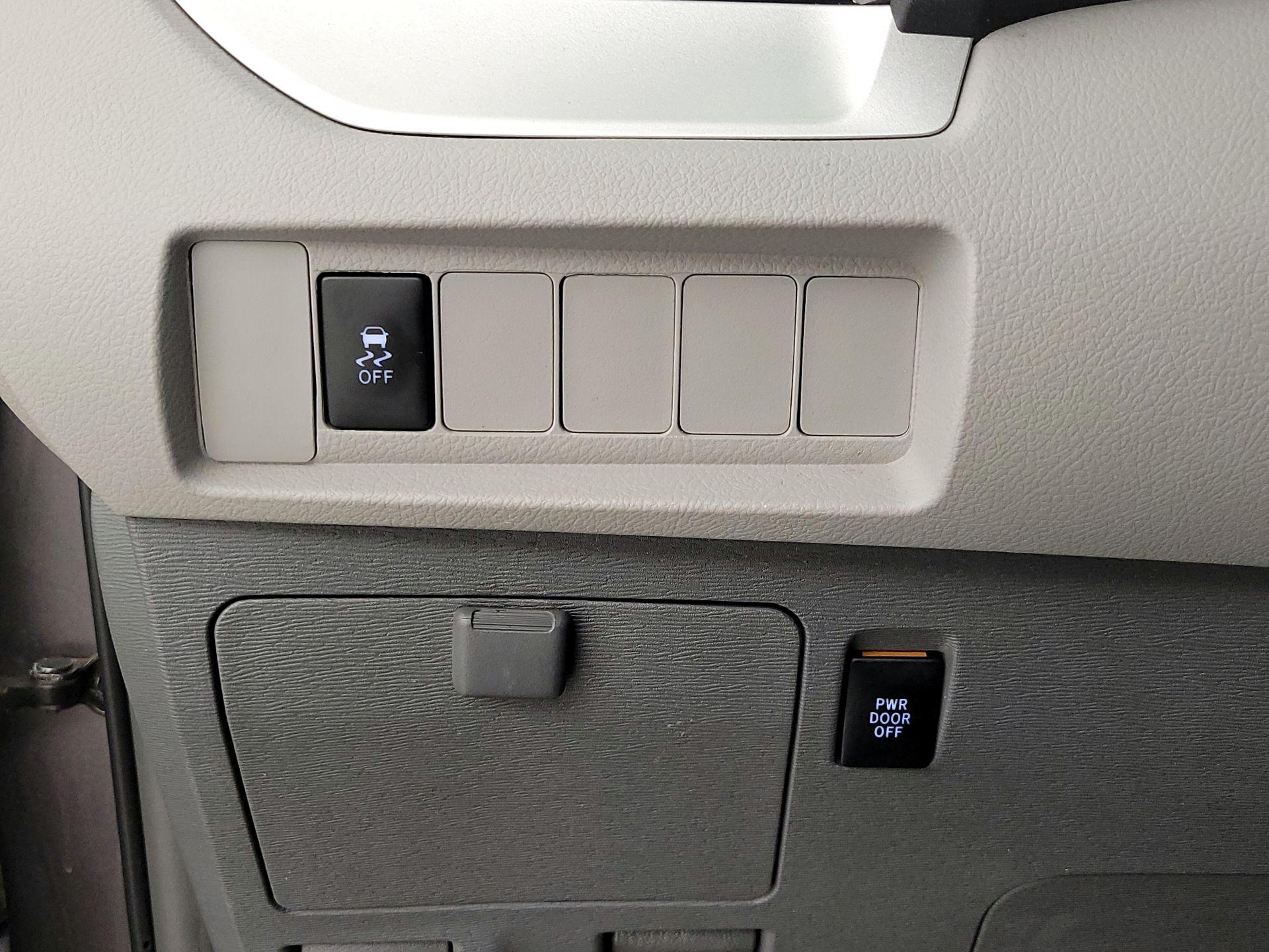 Thumbnail: 2015 Toyota Sienna - 13