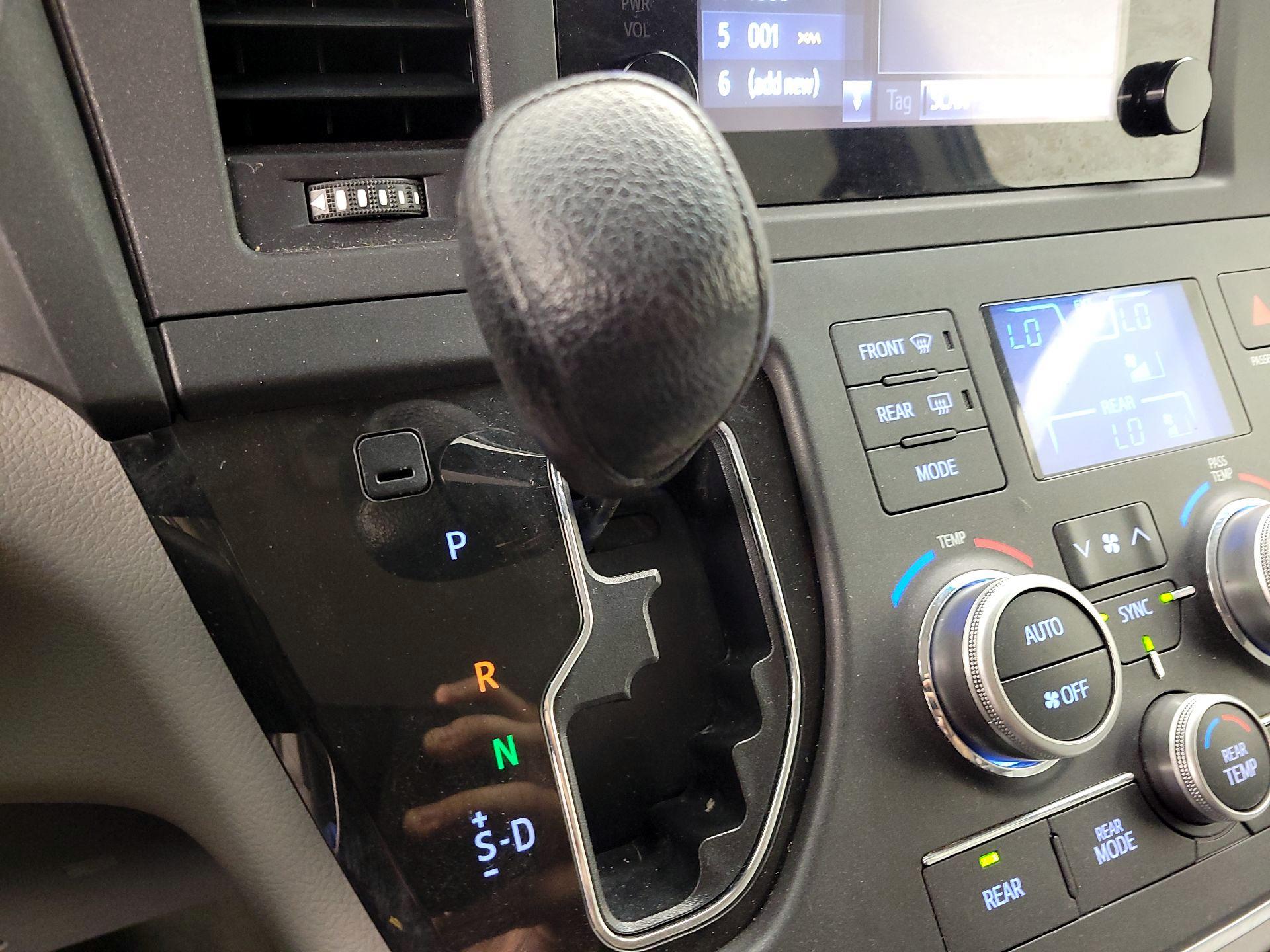 Thumbnail: 2015 Toyota Sienna - 17