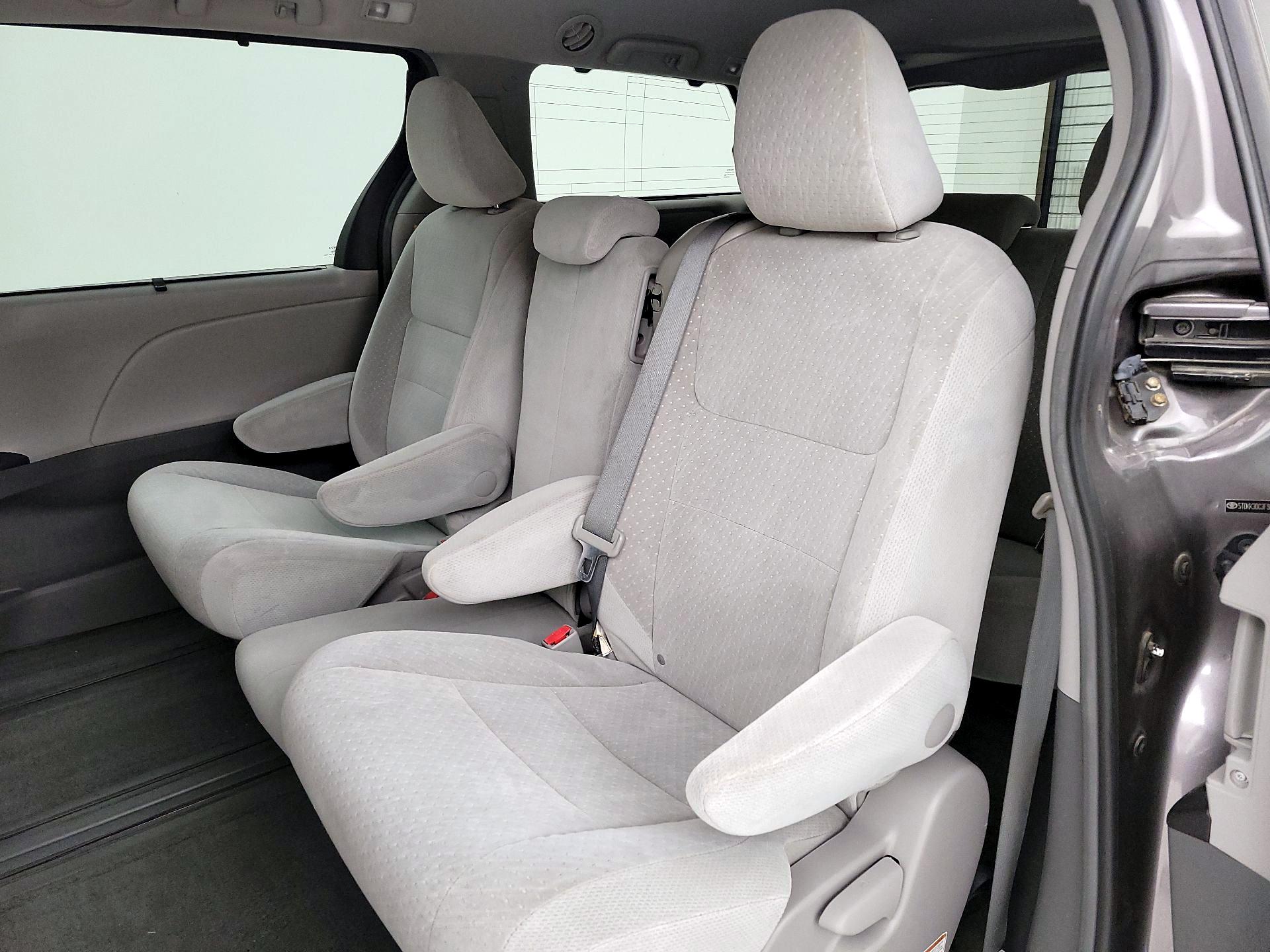 Thumbnail: 2015 Toyota Sienna - 19