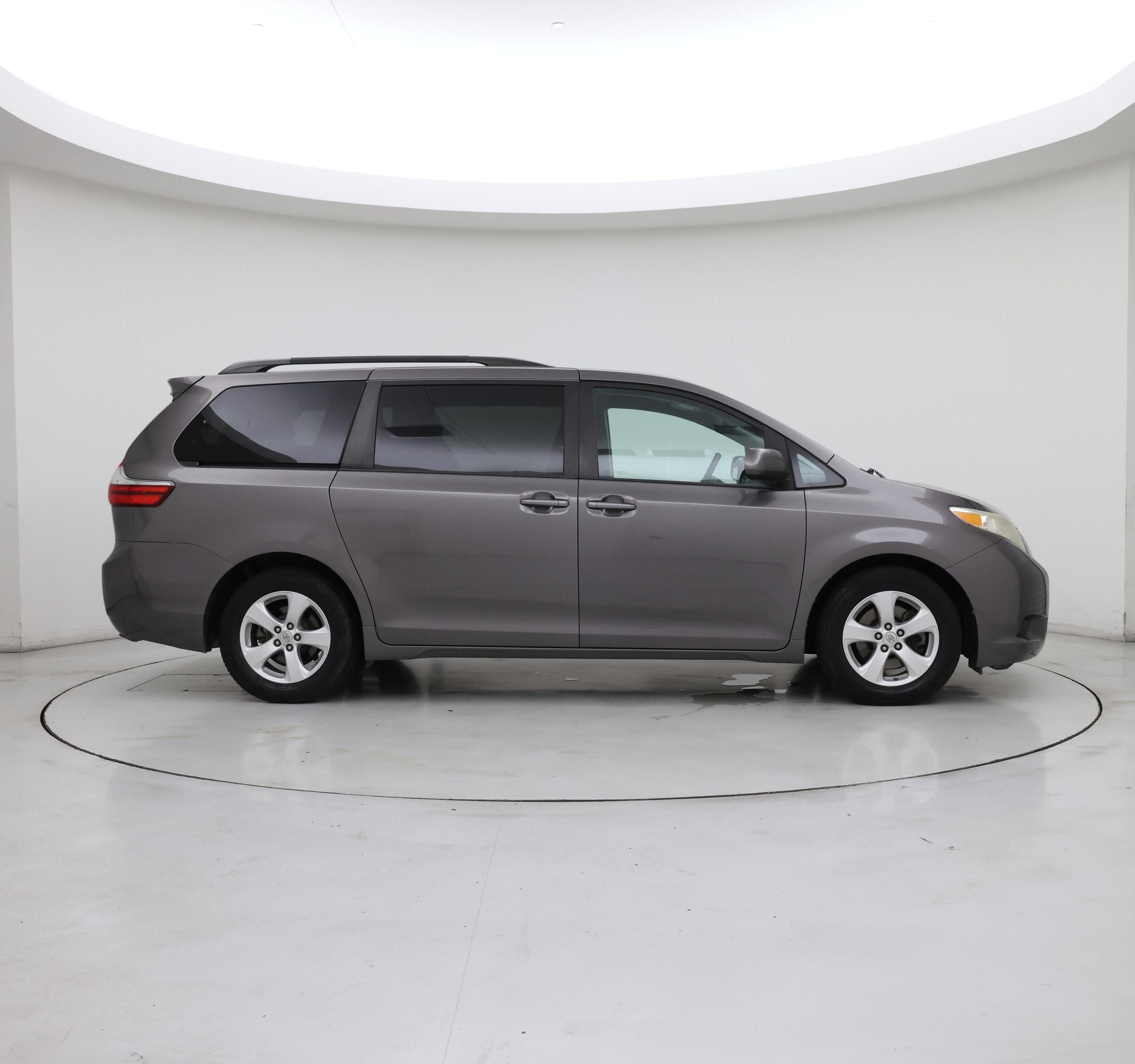 Thumbnail: 2015 Toyota Sienna - 7