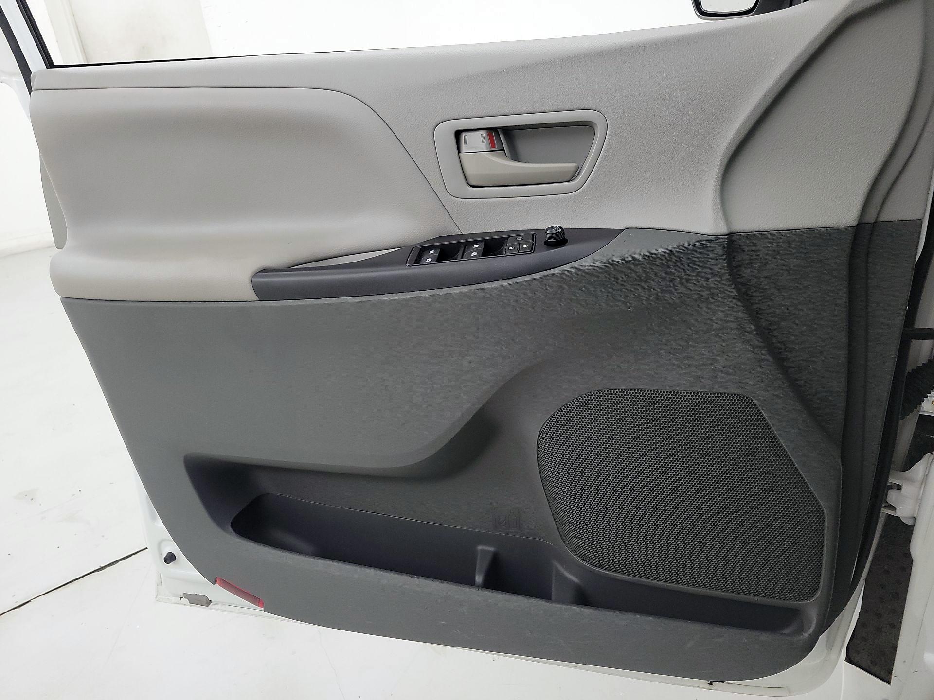 Thumbnail: 2020 Toyota Sienna - 12