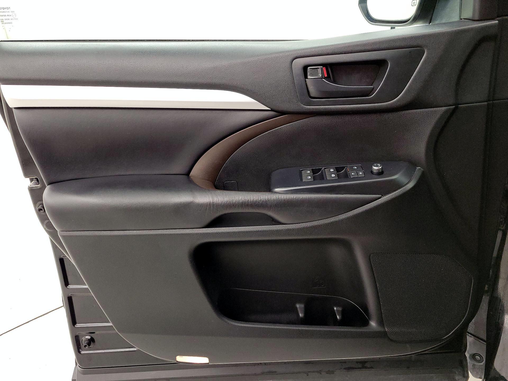 Thumbnail: 2019 Toyota Highlander - 12