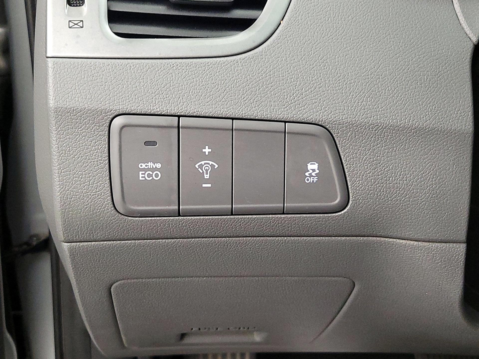 Thumbnail: 2016 Hyundai Elantra - 13