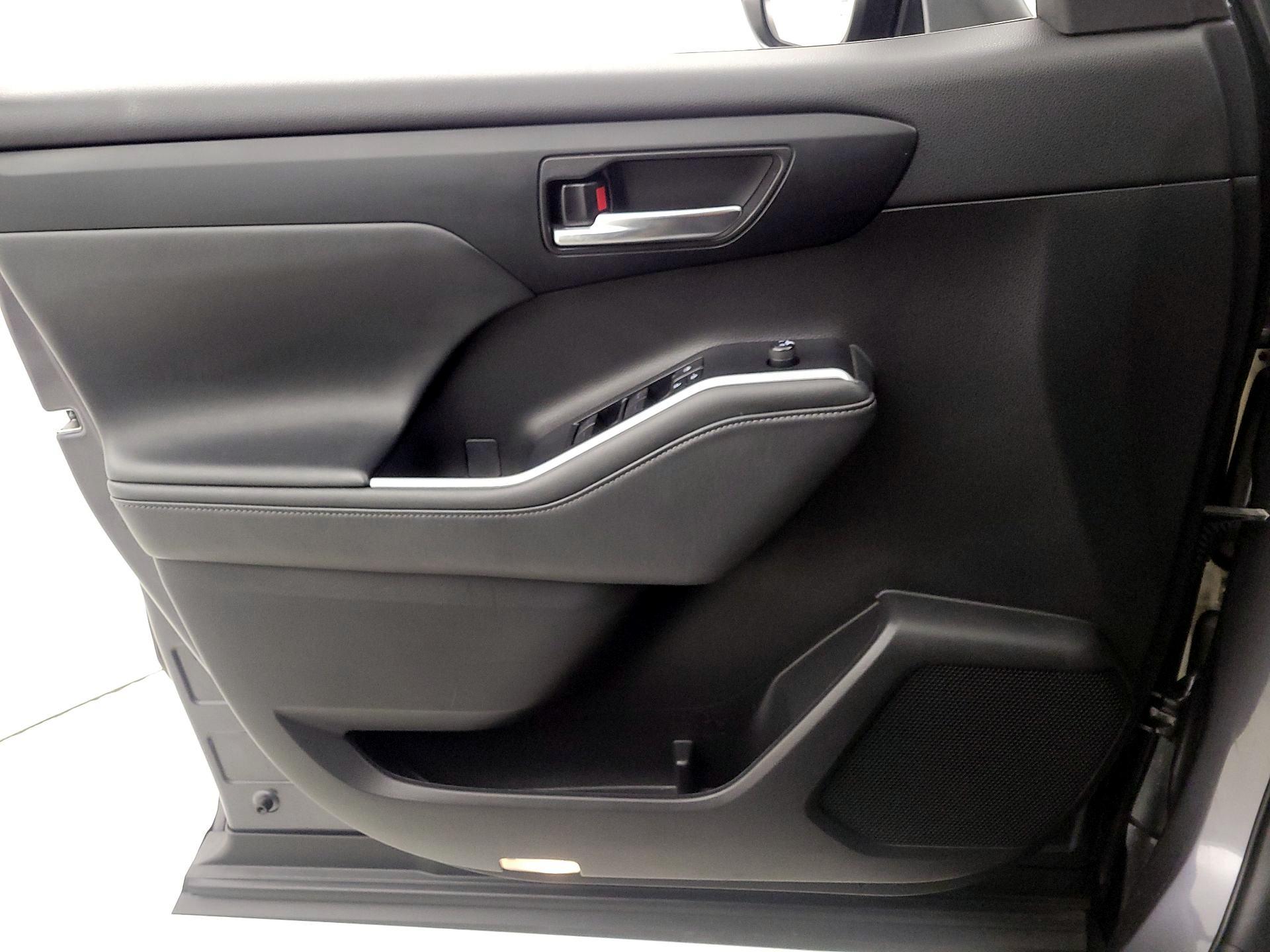 Thumbnail: 2022 Toyota Highlander - 12