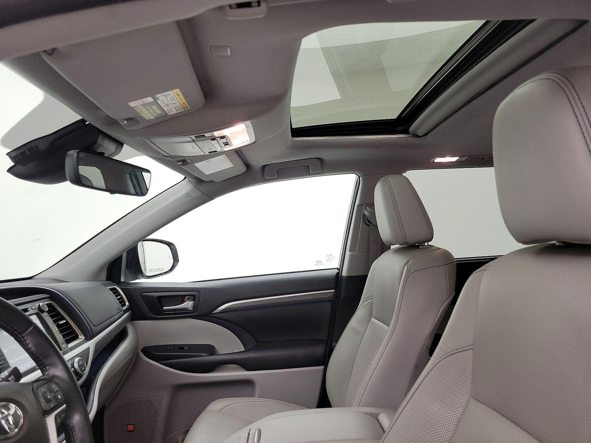 Thumbnail: 2019 Toyota Highlander - 20