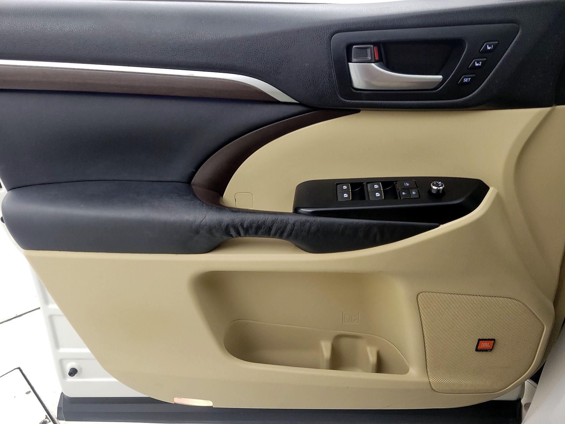 Thumbnail: 2015 Toyota Highlander - 12