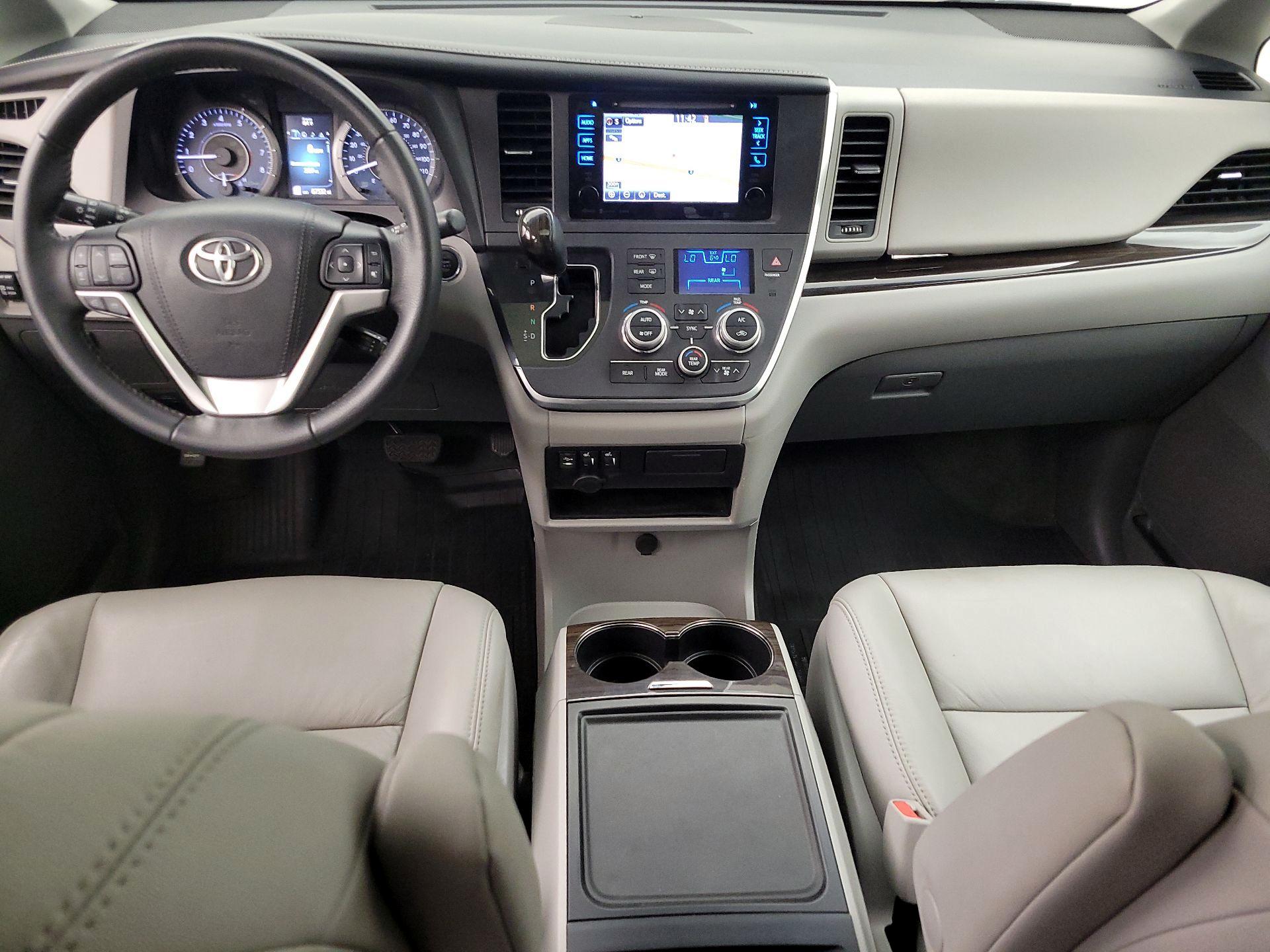 Thumbnail: 2017 Toyota Sienna - 9