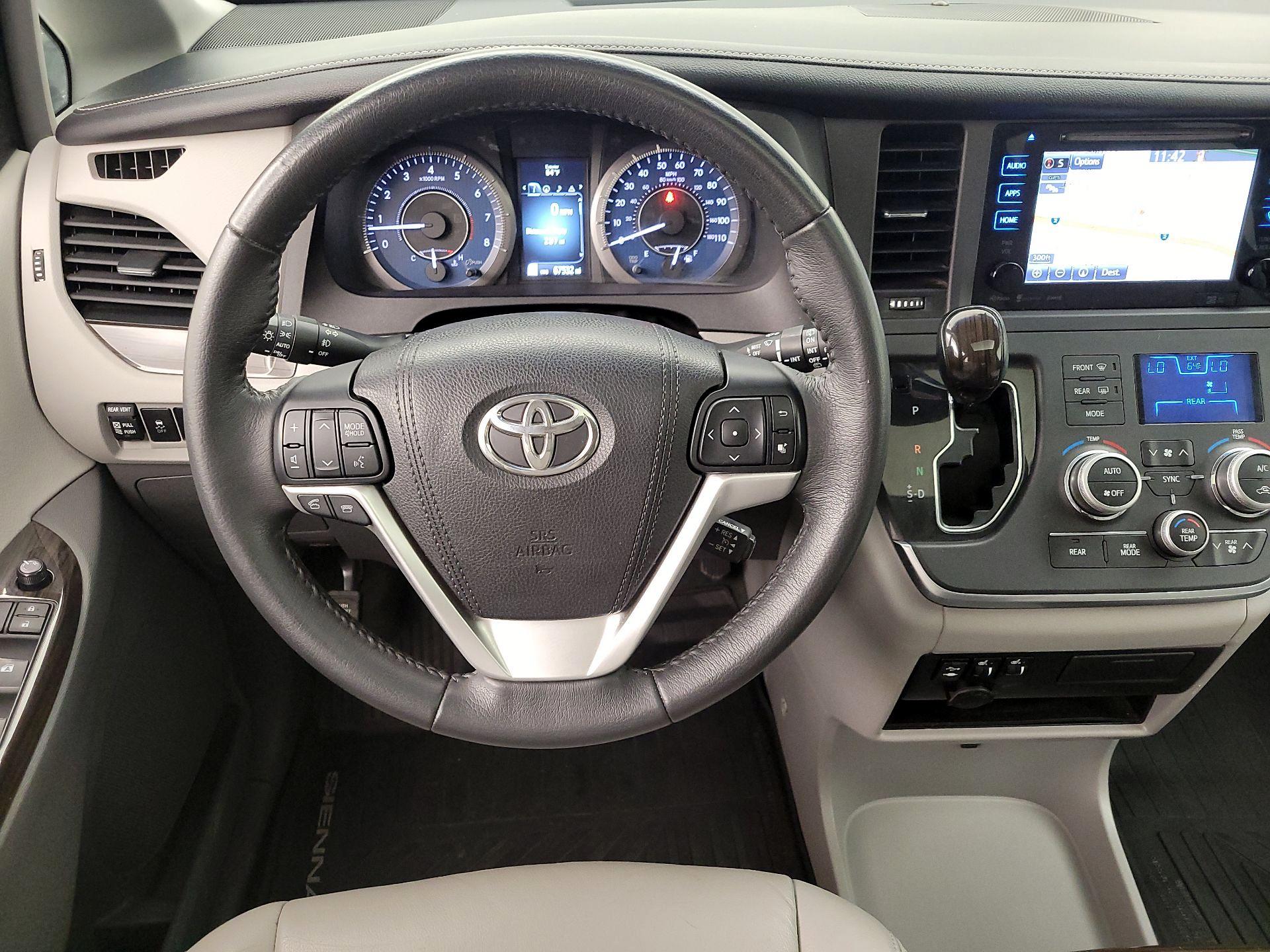 Thumbnail: 2017 Toyota Sienna - 10