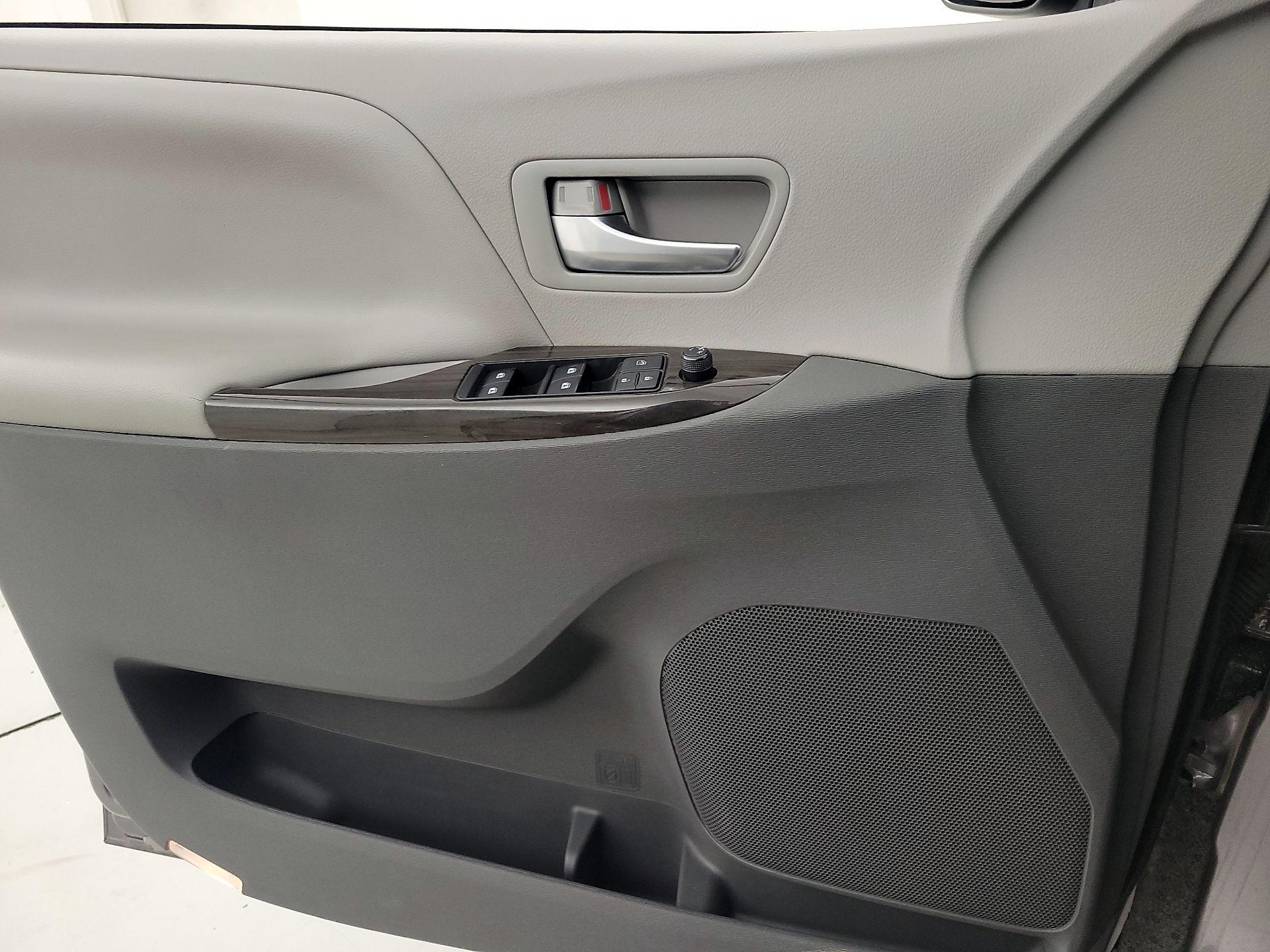 Thumbnail: 2017 Toyota Sienna - 12