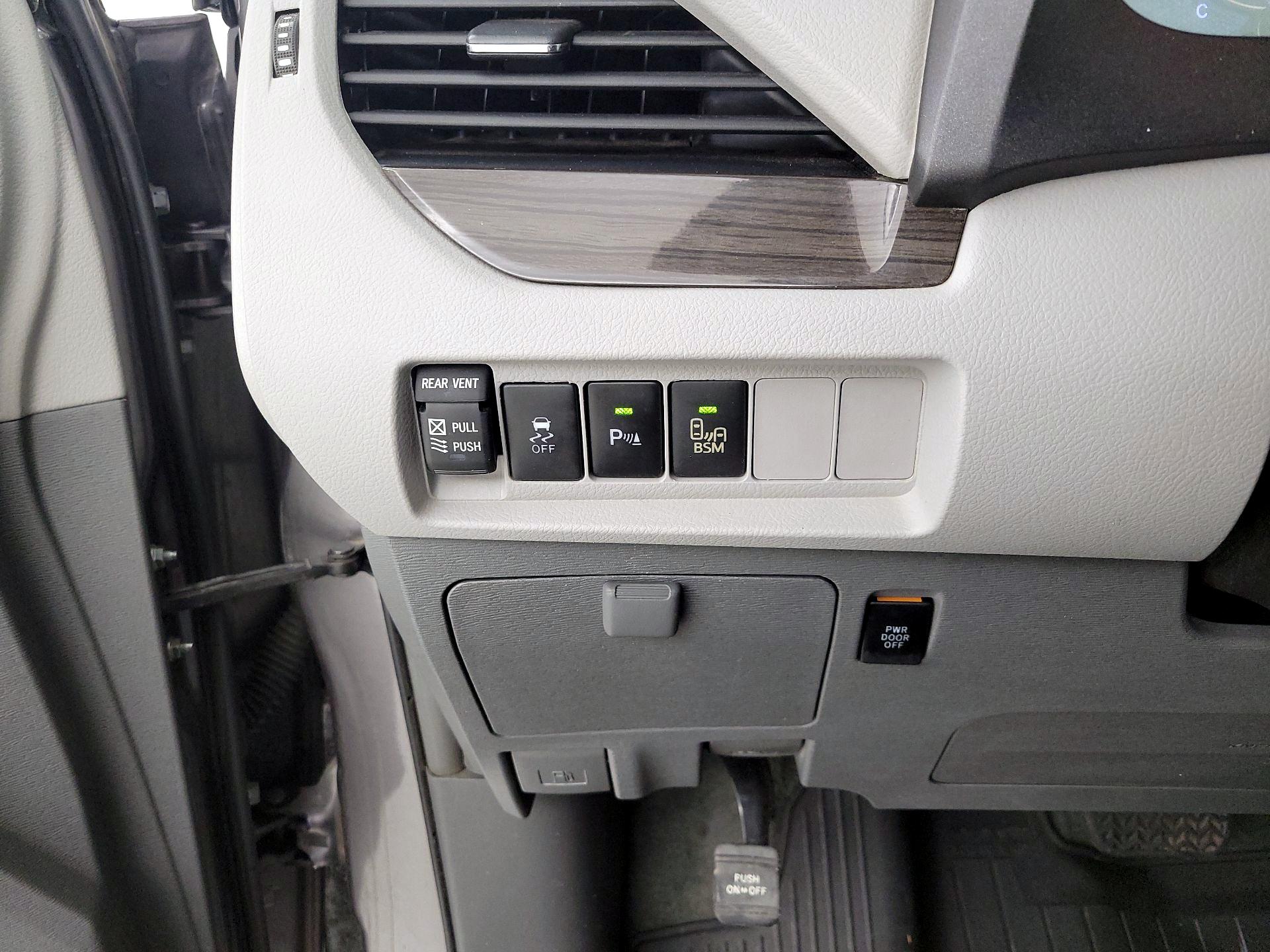 Thumbnail: 2017 Toyota Sienna - 13