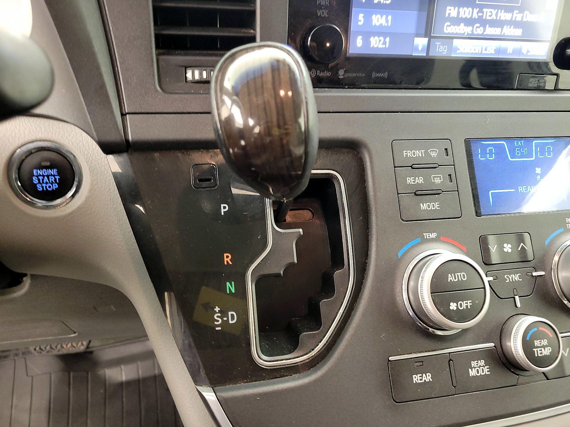 Thumbnail: 2017 Toyota Sienna - 18