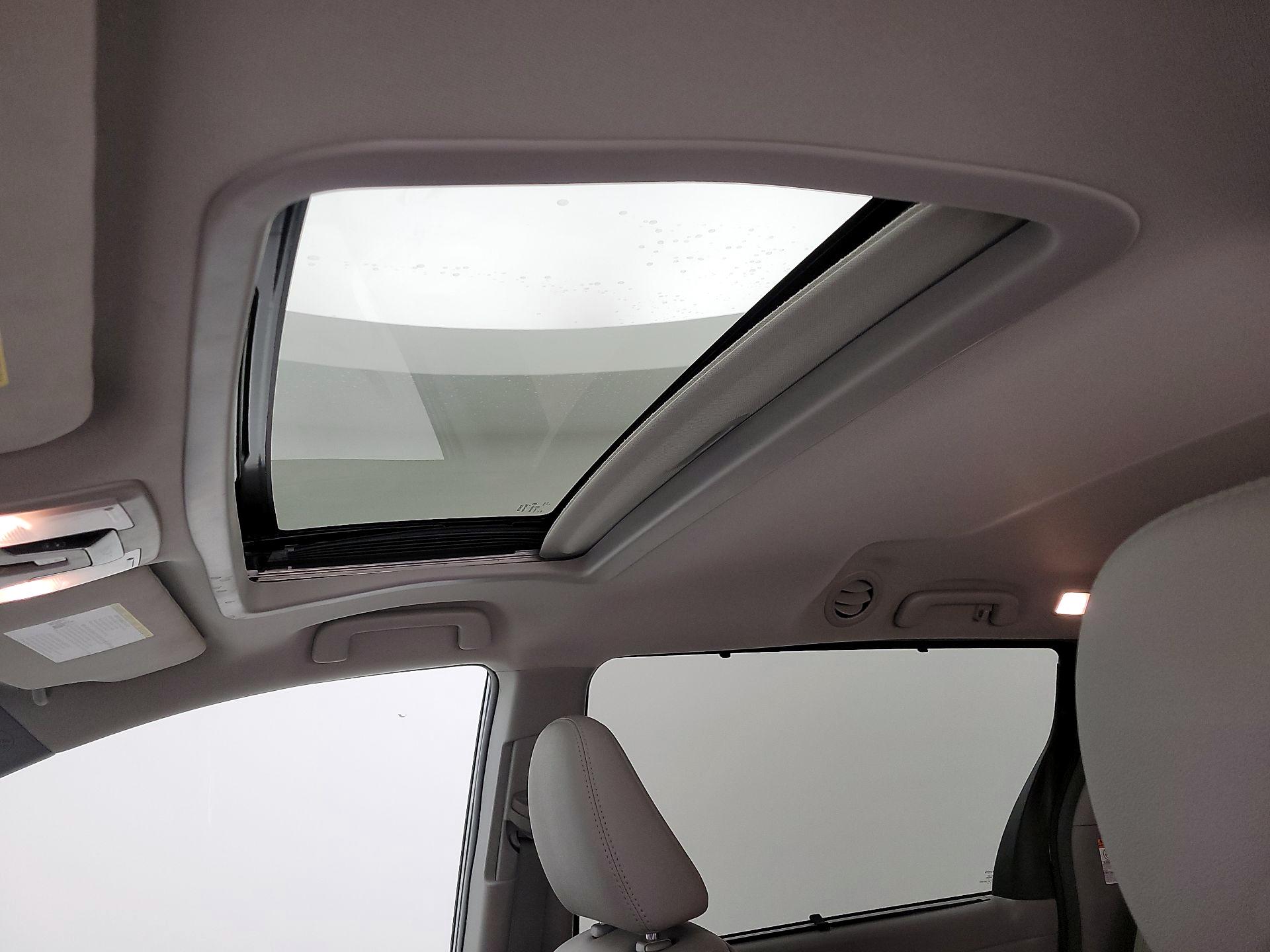 Thumbnail: 2017 Toyota Sienna - 20