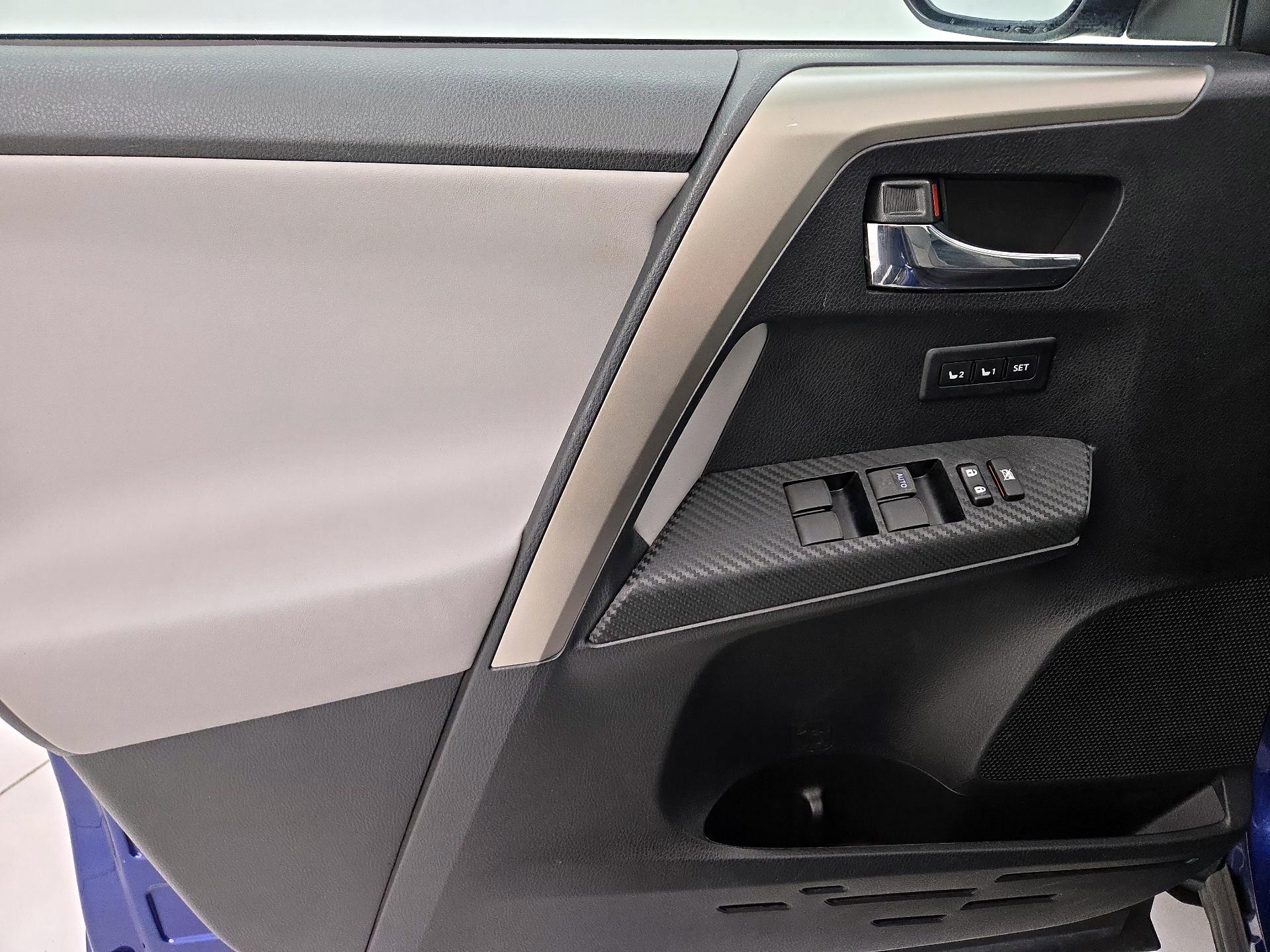 Thumbnail: 2015 Toyota RAV4 - 12