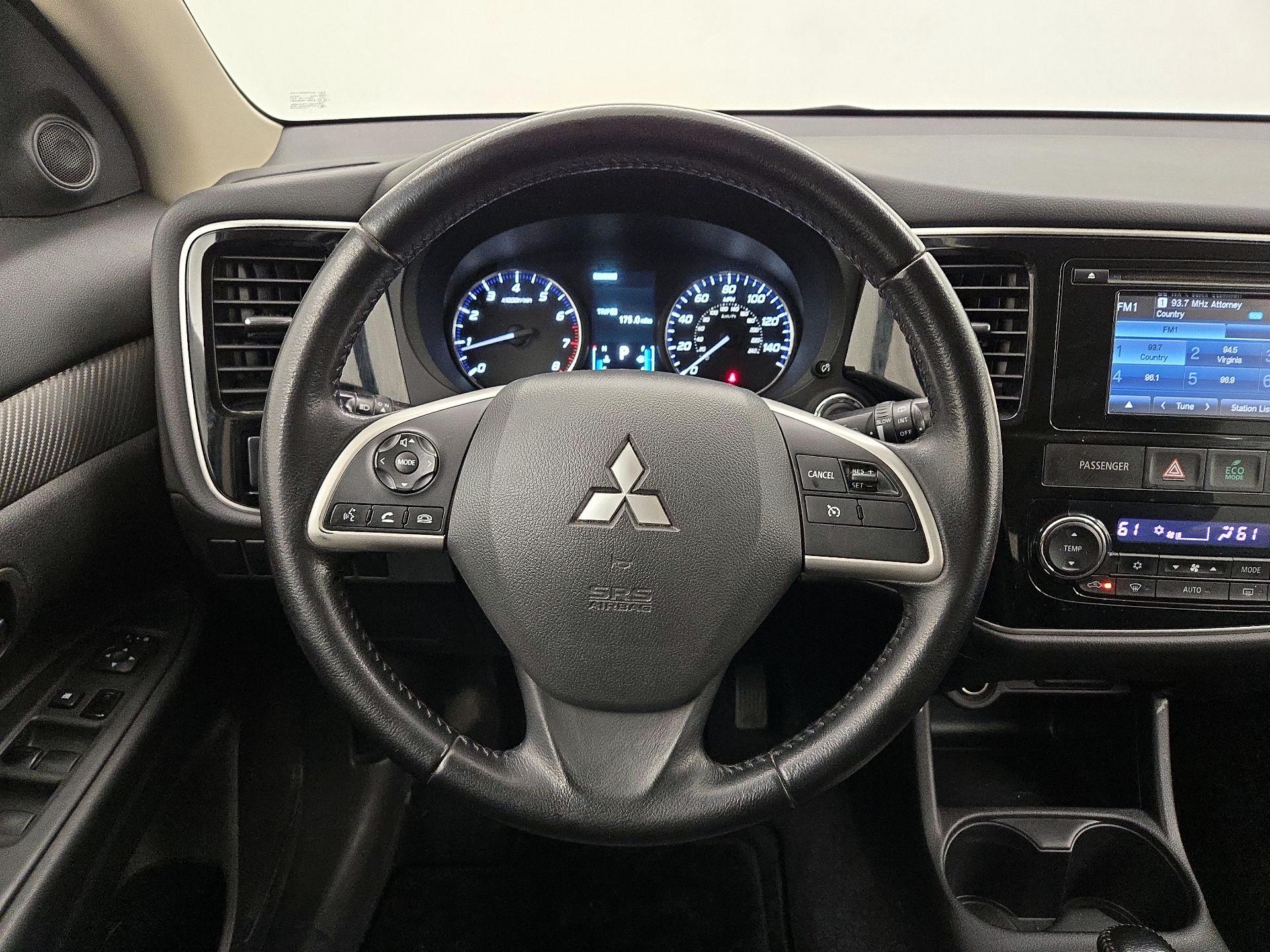 Thumbnail: 2014 Mitsubishi Outlander - 10