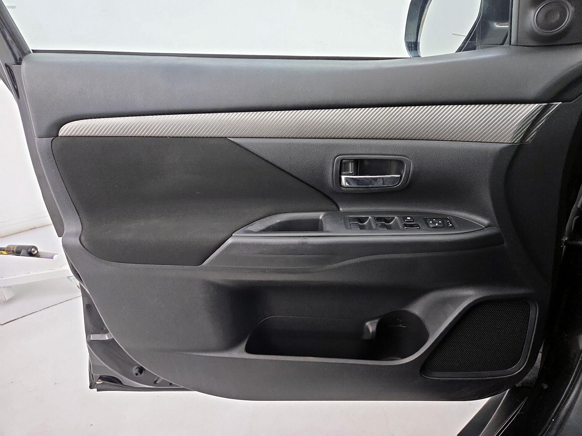 Thumbnail: 2014 Mitsubishi Outlander - 12