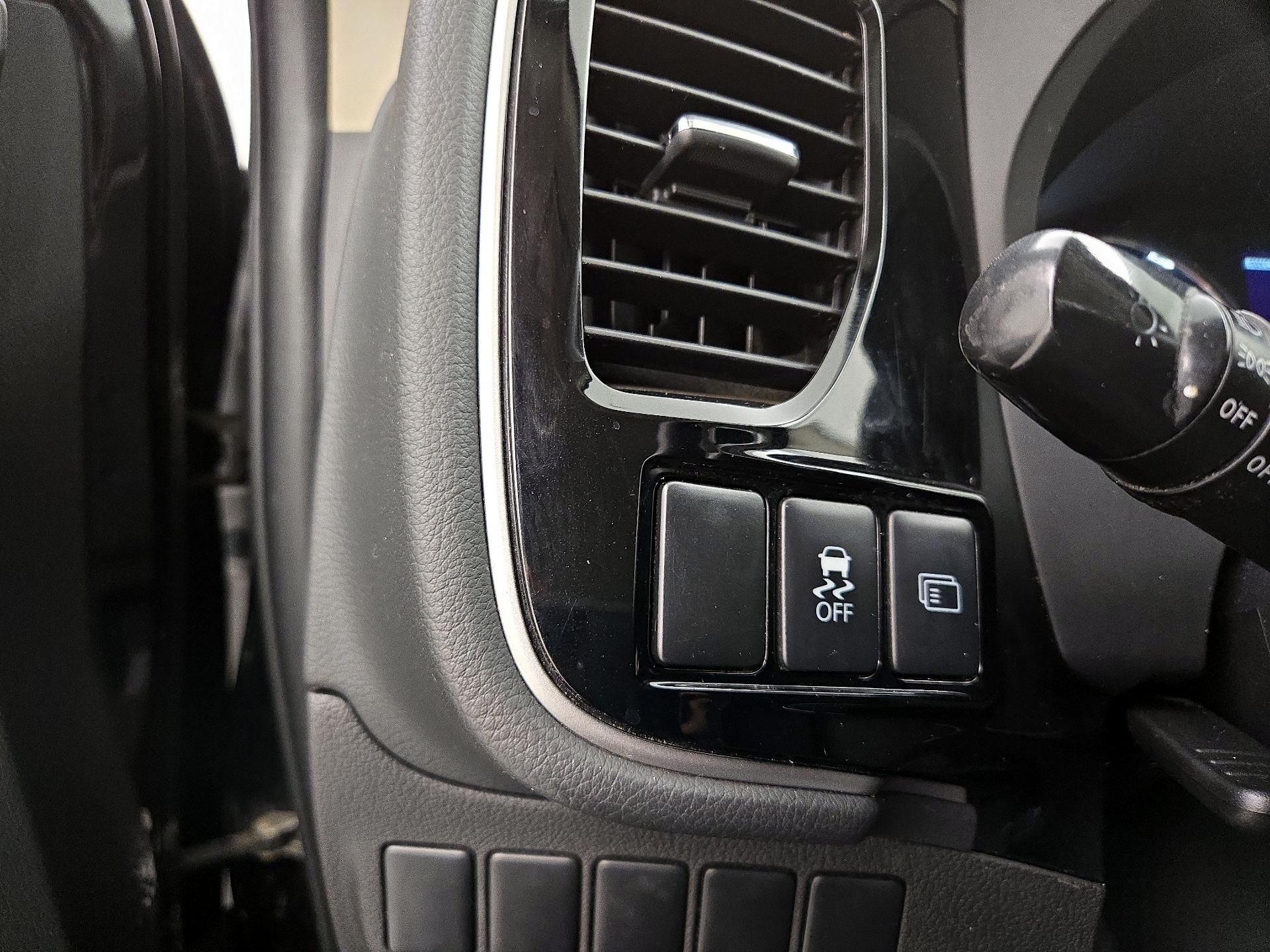 Thumbnail: 2014 Mitsubishi Outlander - 13