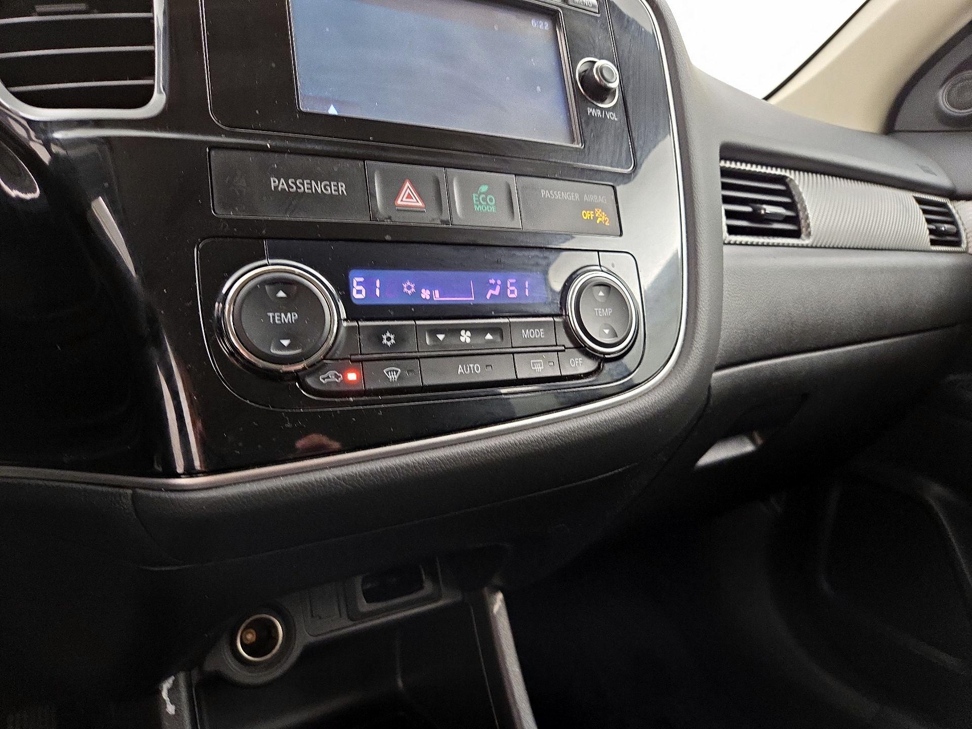 Thumbnail: 2014 Mitsubishi Outlander - 16