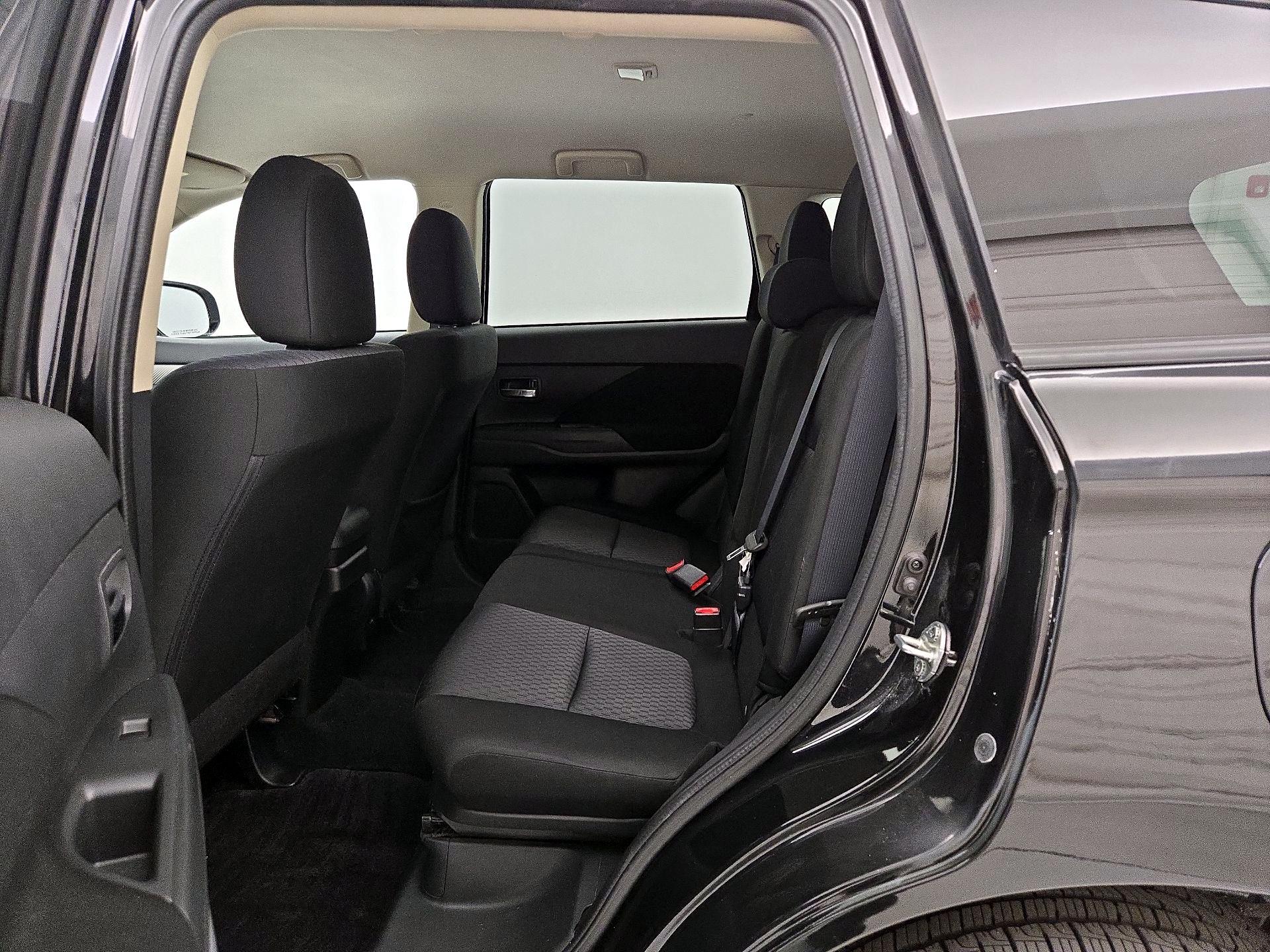Thumbnail: 2014 Mitsubishi Outlander - 19