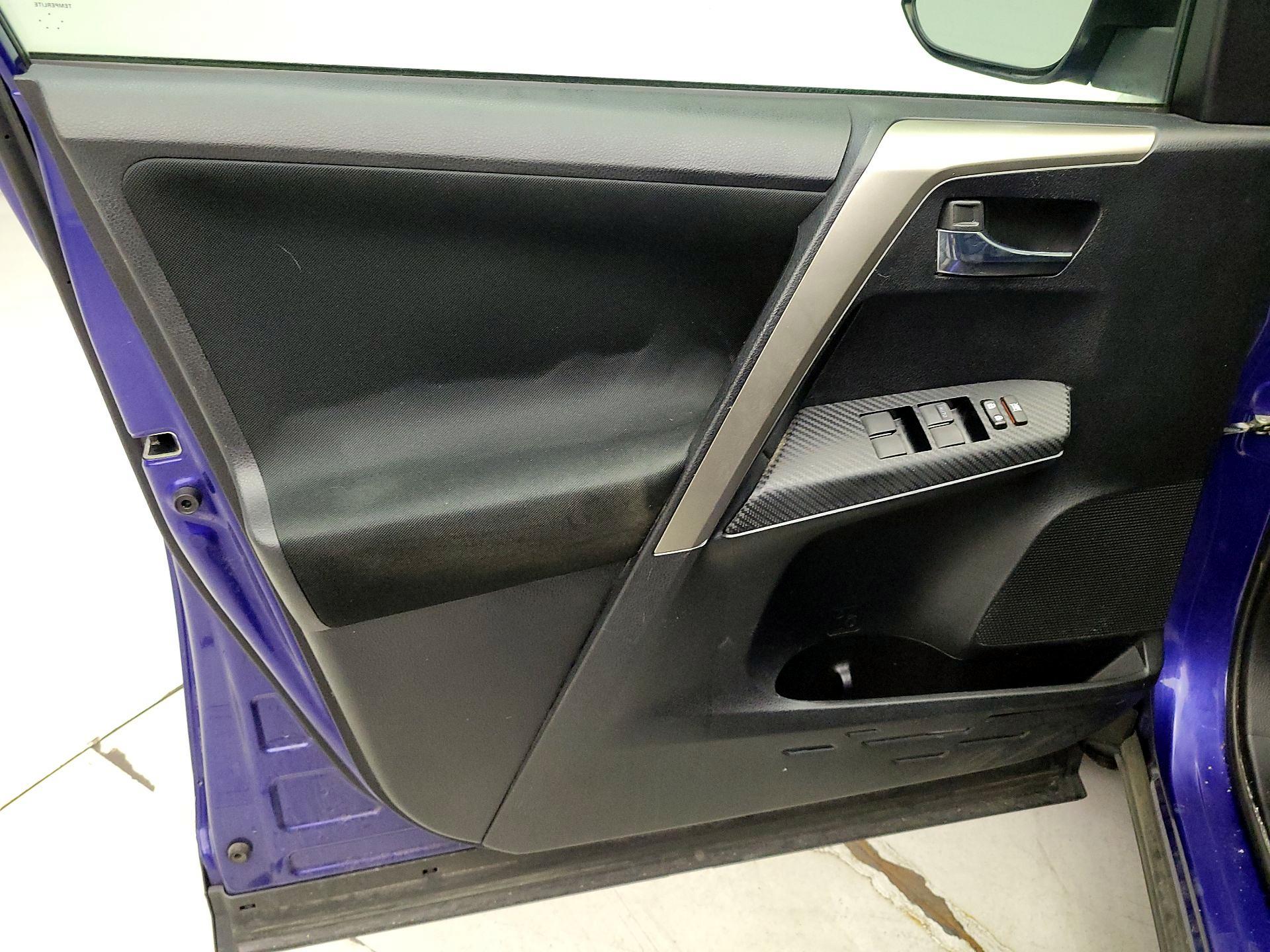 Thumbnail: 2015 Toyota RAV4 - 12