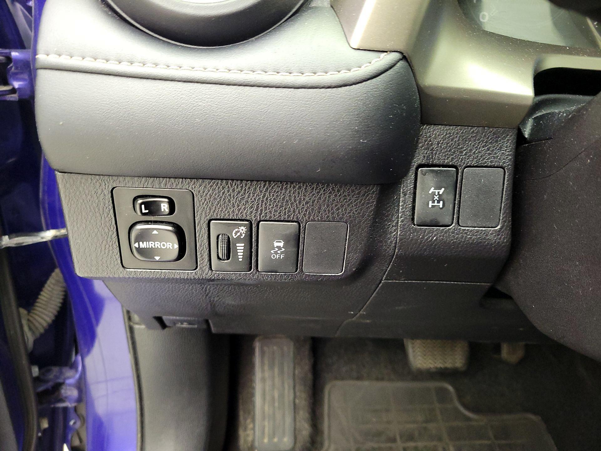 Thumbnail: 2015 Toyota RAV4 - 13
