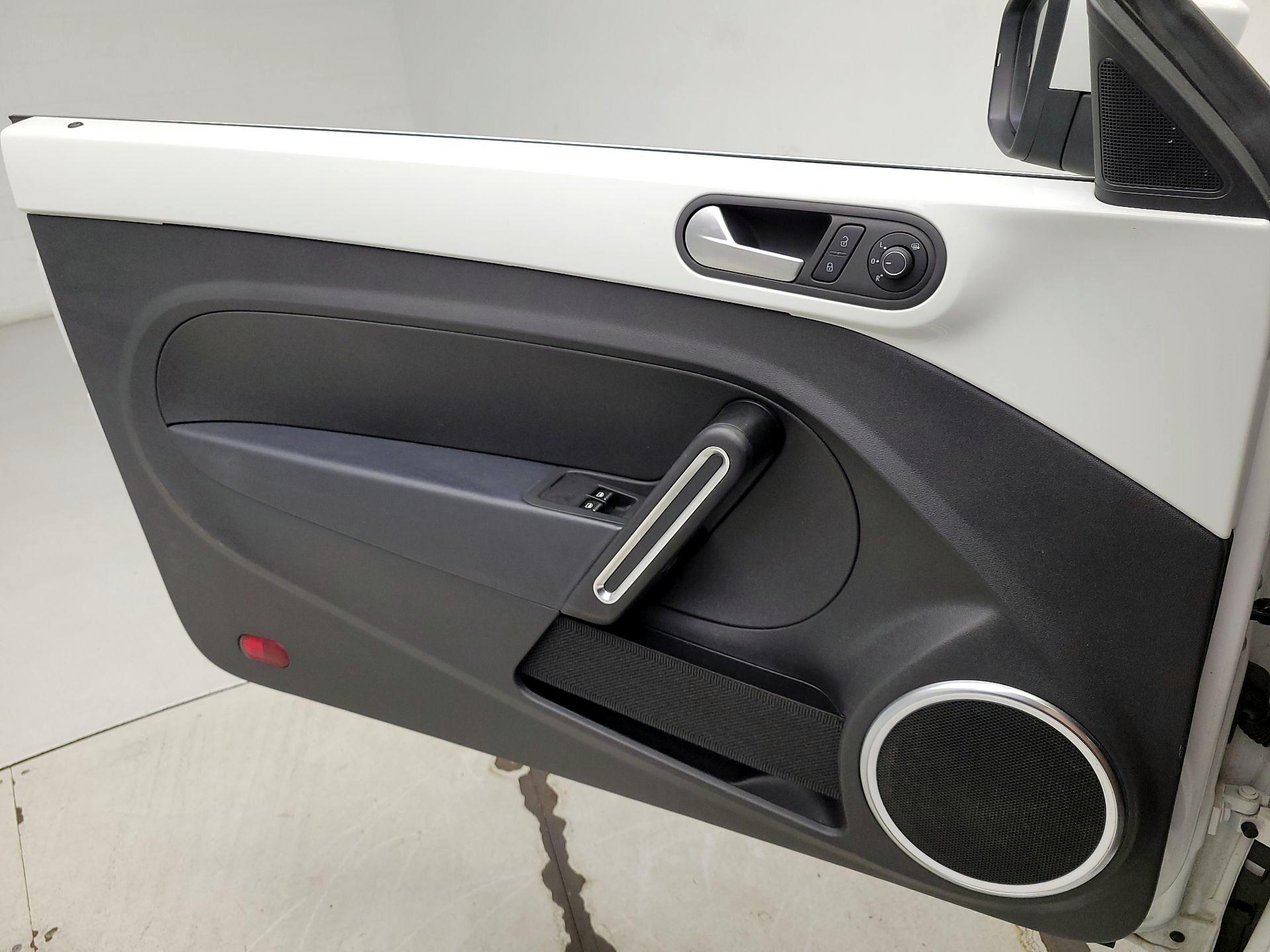 Thumbnail: 2016 Volkswagen Beetle - 12